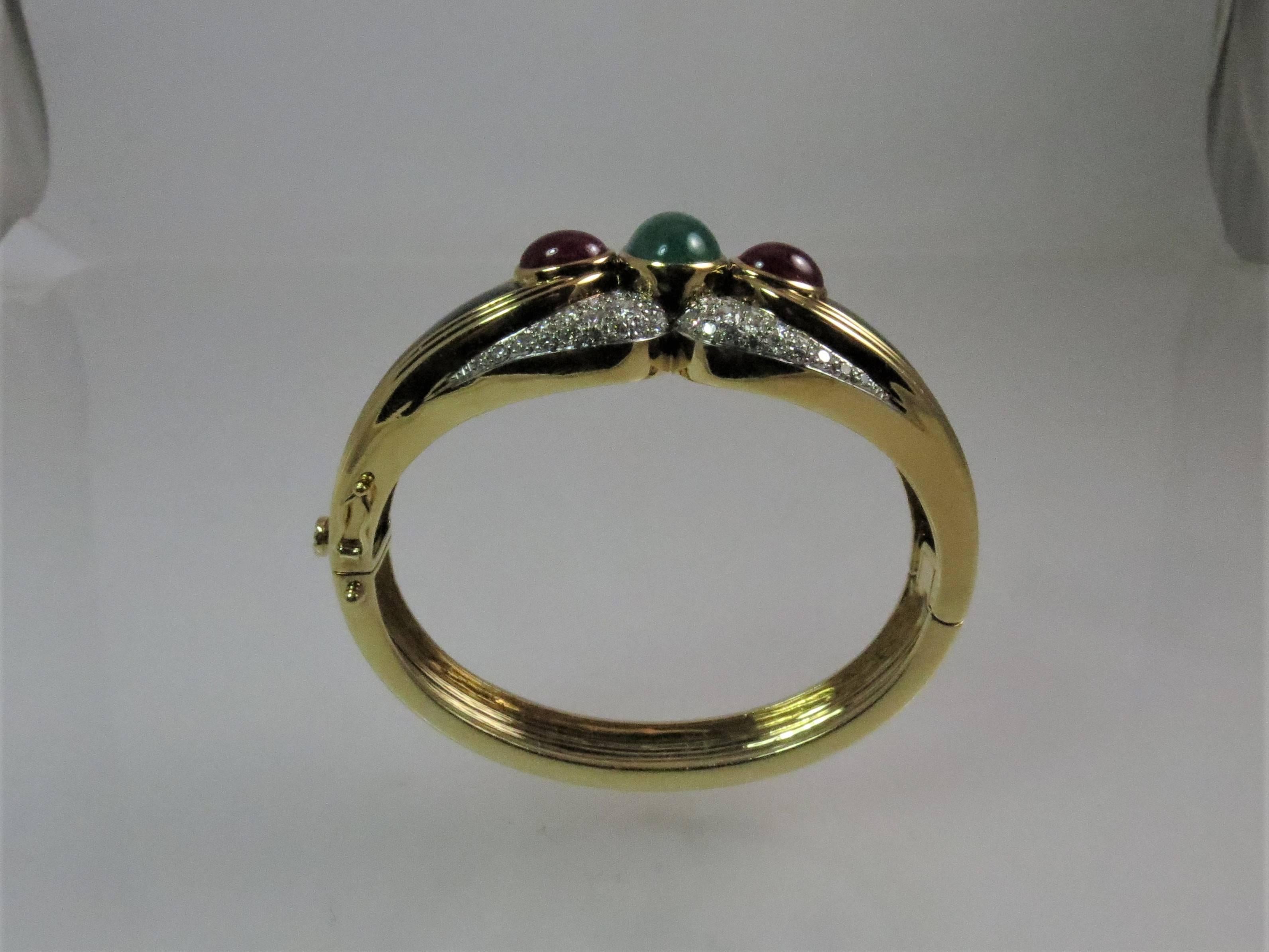 Taille ronde Bracelet en or jaune 18 carats, platine avec diamants, onyx, rubis et émeraudes en vente