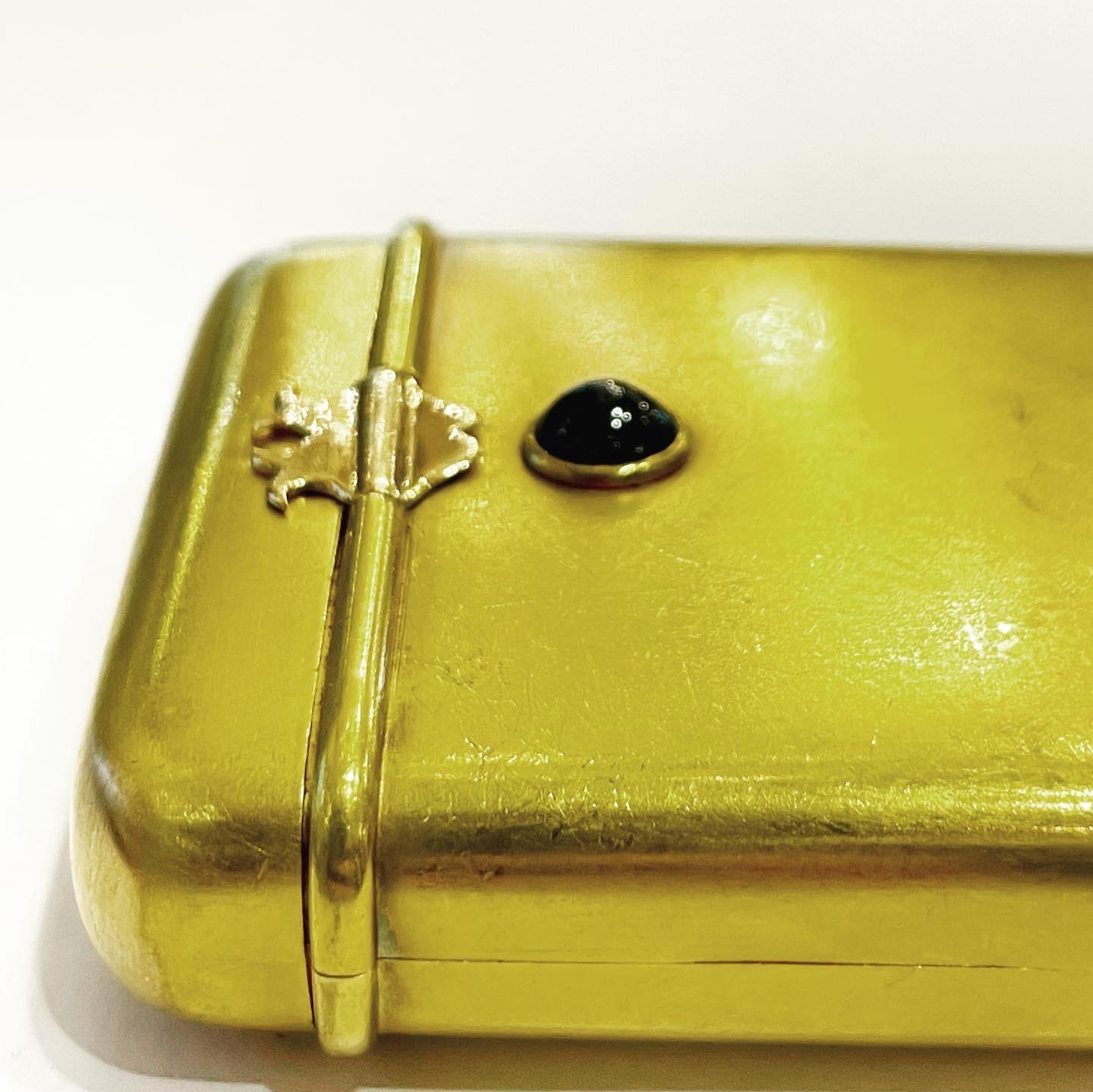 Victorien Coffret à cigarettes Vanity Vertu français en or jaune 18 carats et saphir en vente
