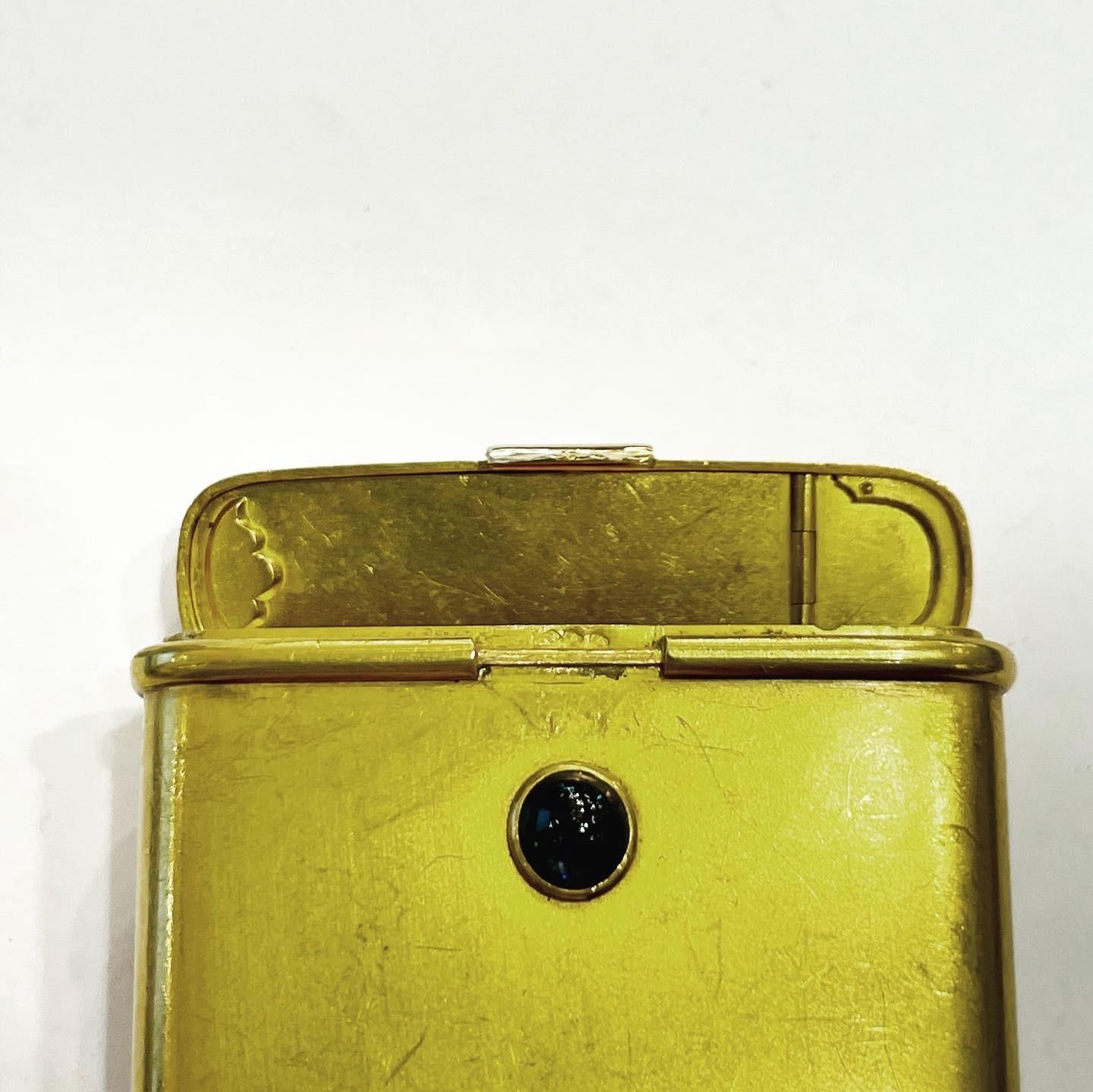 Französisches Vanity Vertu-Zigarettenetui aus 18 Karat Gelbgold mit Saphir im Zustand „Gut“ im Angebot in Pamplona, Navarra