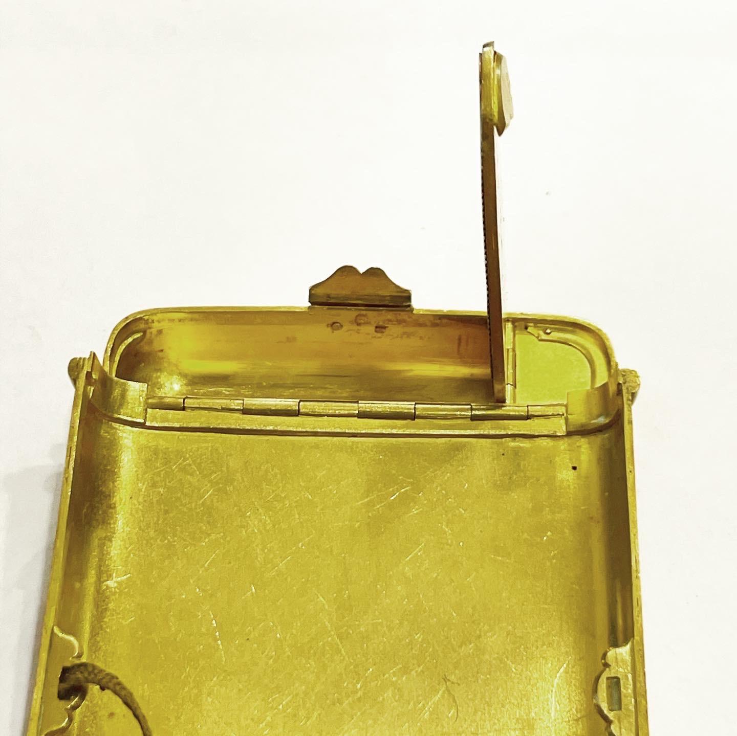 Coffret à cigarettes Vanity Vertu français en or jaune 18 carats et saphir en vente 1