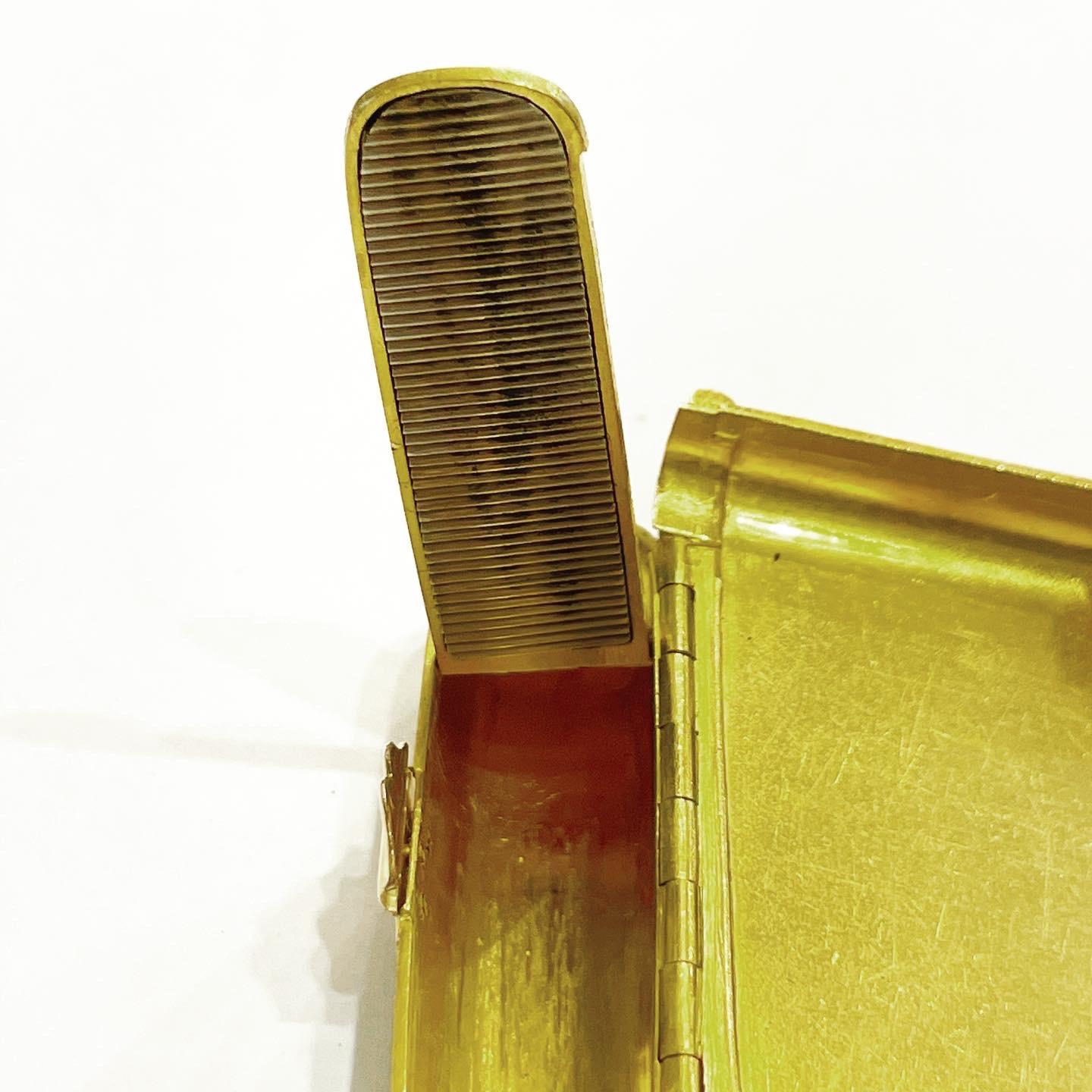 Coffret à cigarettes Vanity Vertu français en or jaune 18 carats et saphir en vente 2