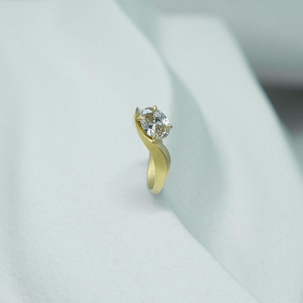 En vente :  Bague sable en or jaune mat 18 carats et diamants blancs taille ovale brillants de 1,20 carat certifiés GIA 3