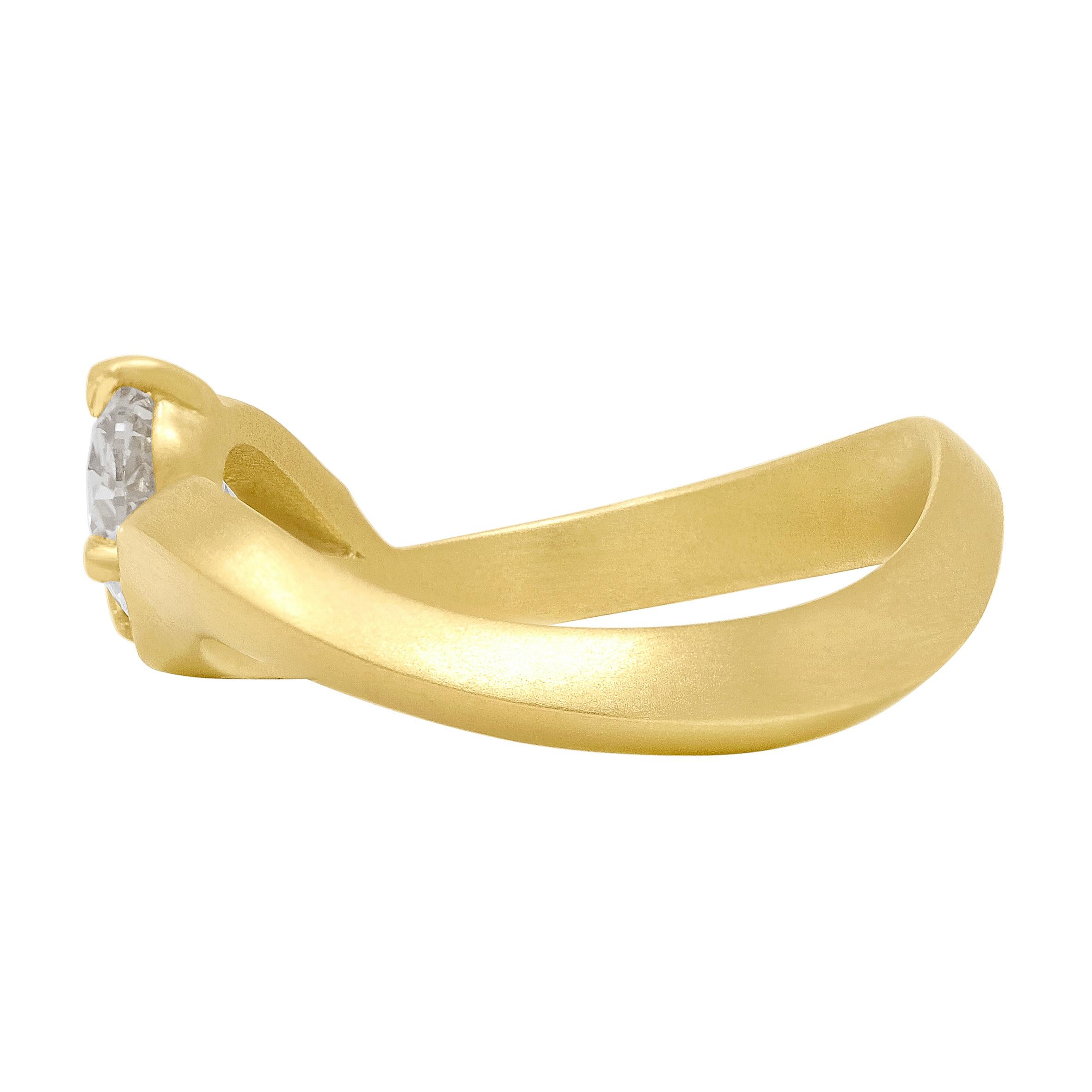En vente :  Bague sable en or jaune mat 18 carats et diamants blancs taille ovale brillants de 1,20 carat certifiés GIA 4