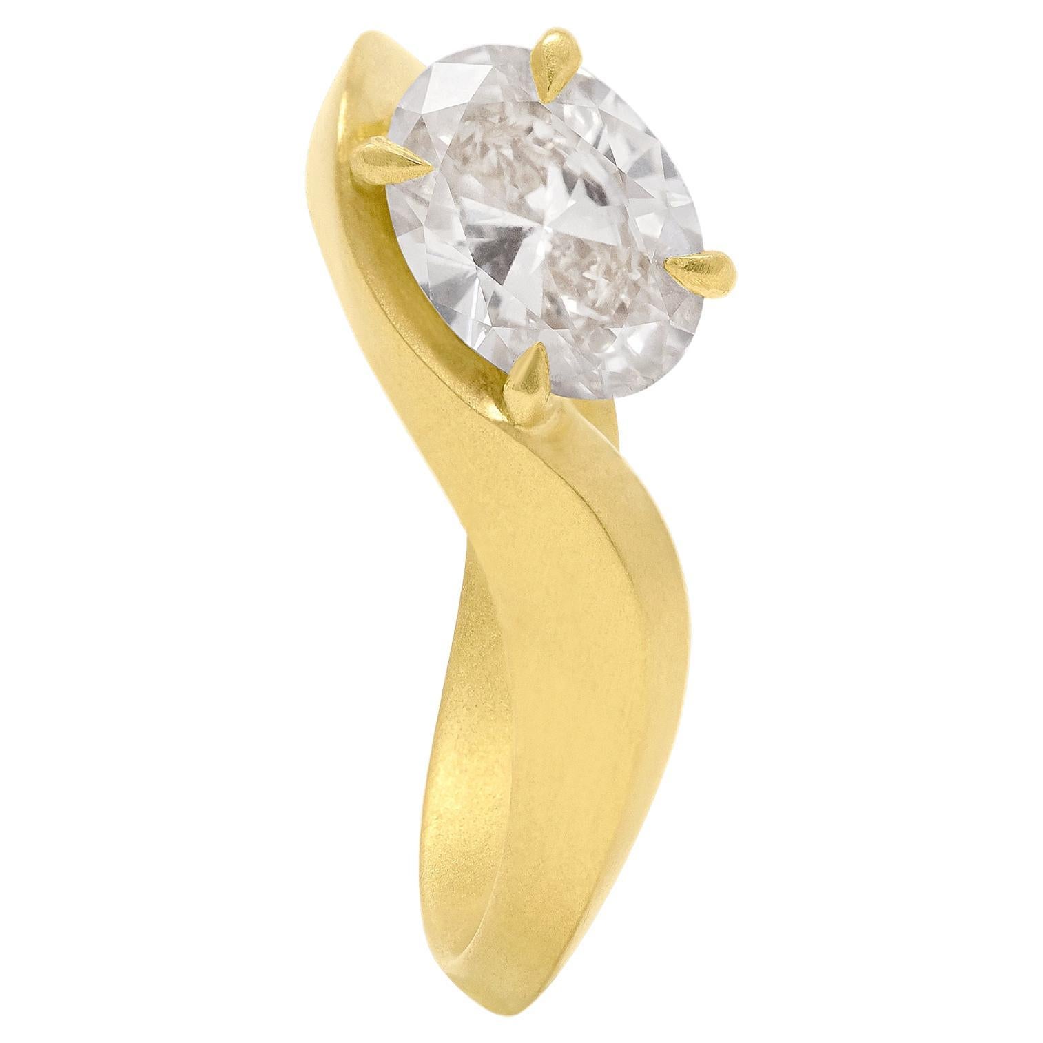 En vente :  Bague sable en or jaune mat 18 carats et diamants blancs taille ovale brillants de 1,20 carat certifiés GIA