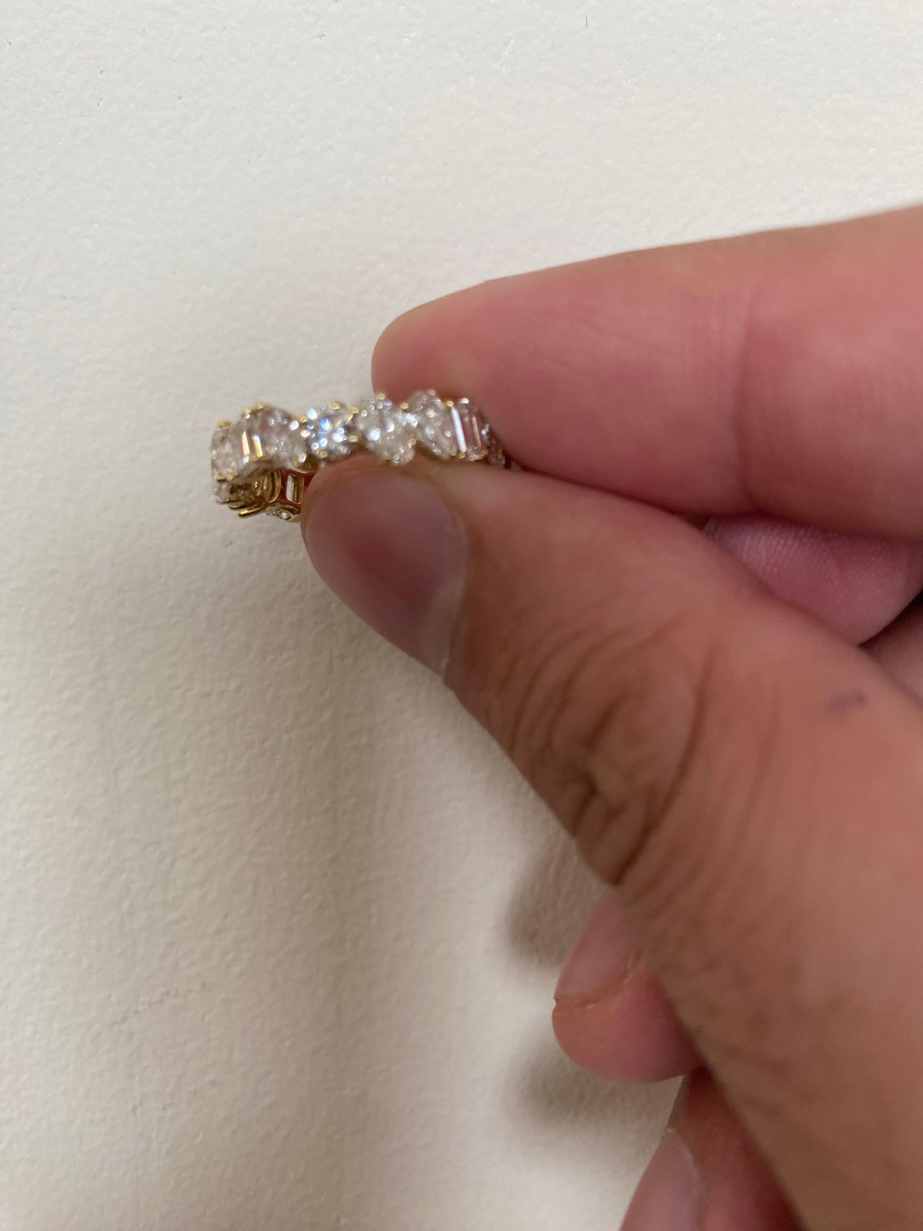 18K Yellow Multishape diamond Eternity Band In New Condition For Sale In Great Neck, NY