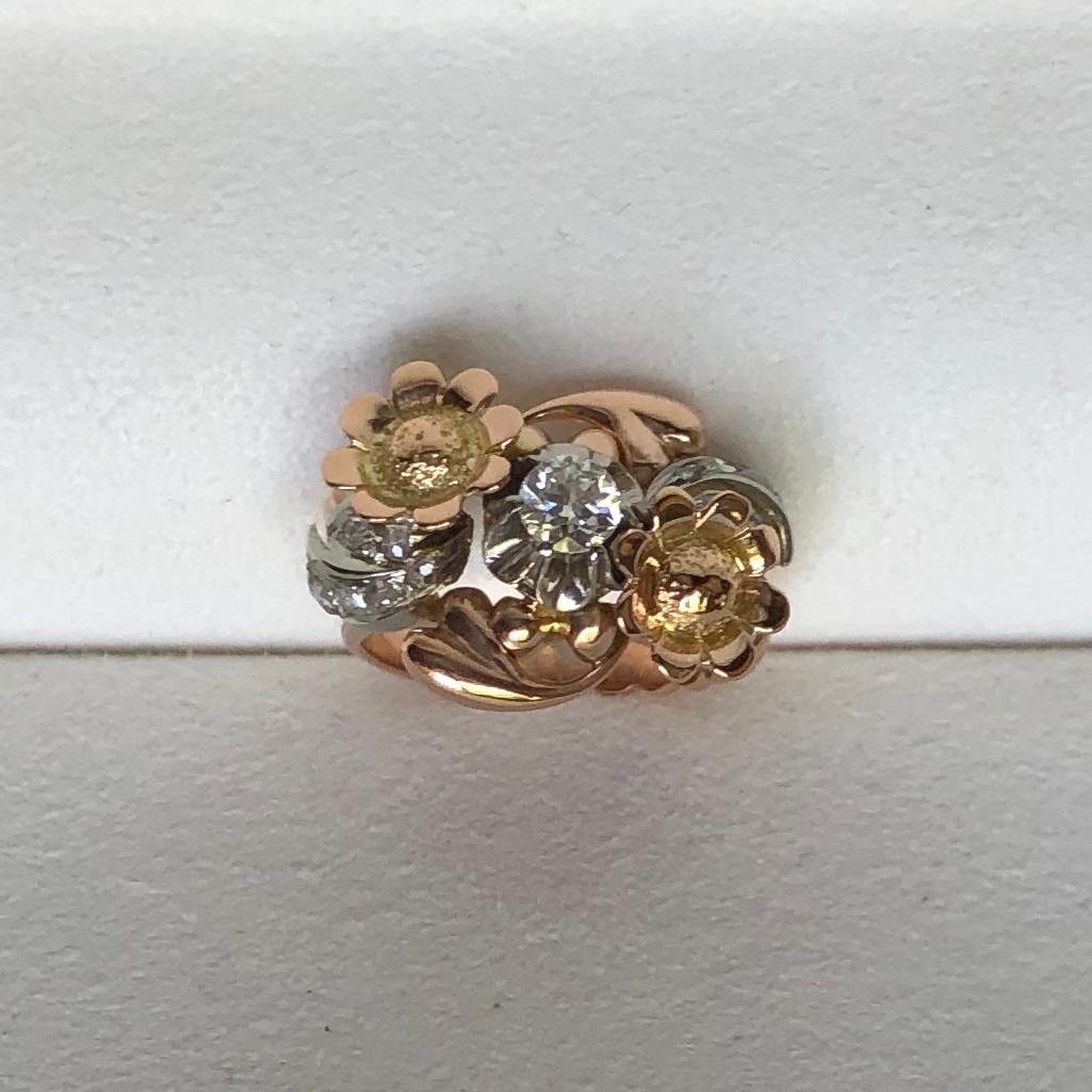 18k white, yellow and pink gold baroque ring with a central diamond and diamonds. An explosion of shapes, naturalistic elements, flowers in gold or diamonds, gold colors with a handcraft shank for an original vintage cocktail ring. 
750 stamp. Made