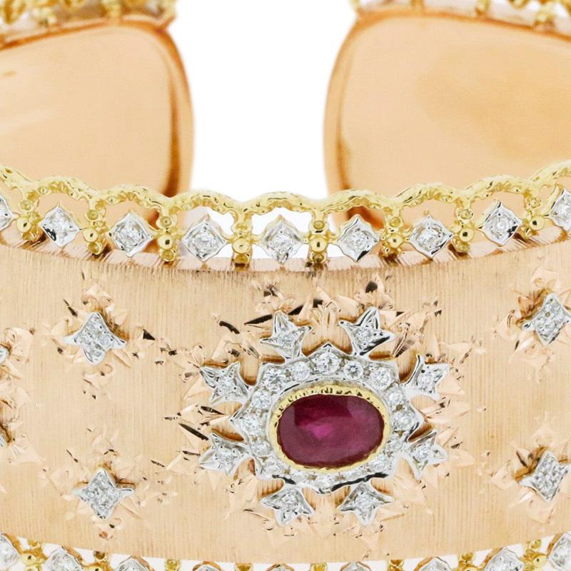 18 Karat Gelbgold und Roségold - 62,92 GM
3 Rubine – 1,82 Karat
128 Diamanten – 1,34 Karat

Vorlaufzeit: 3–4 Wochen

Das Familienunternehmen Althoff Jewelry hat es sich zur Aufgabe gemacht, elegante, luxuriöse und anmutige Stücke zu kreieren.