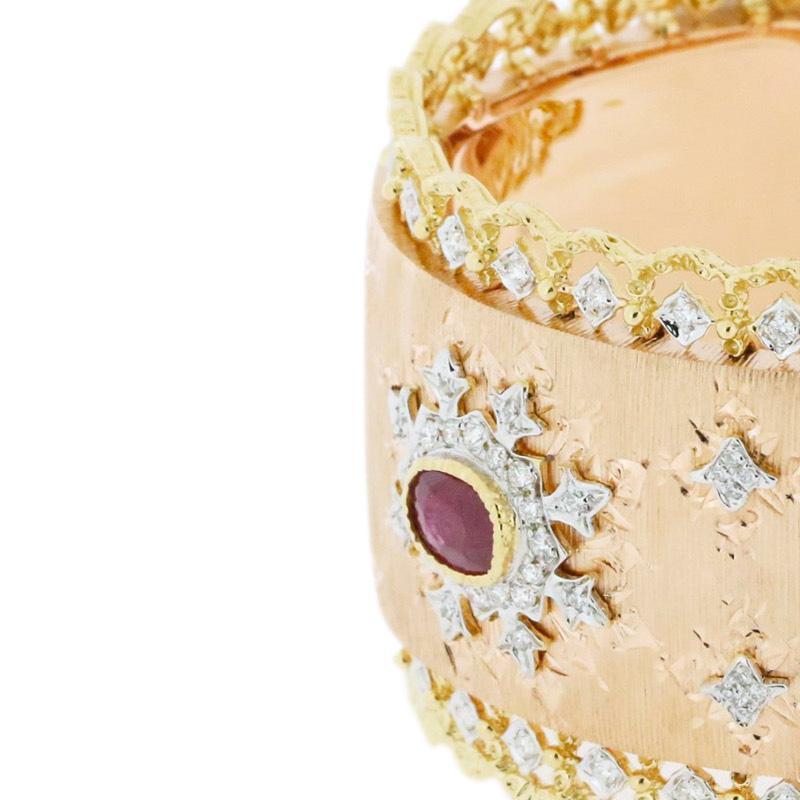 18 Karat Gelb- und Roségold Rubin-Diamant- durchbrochenes Kunstarmband in florentinischem Finish (Art déco)