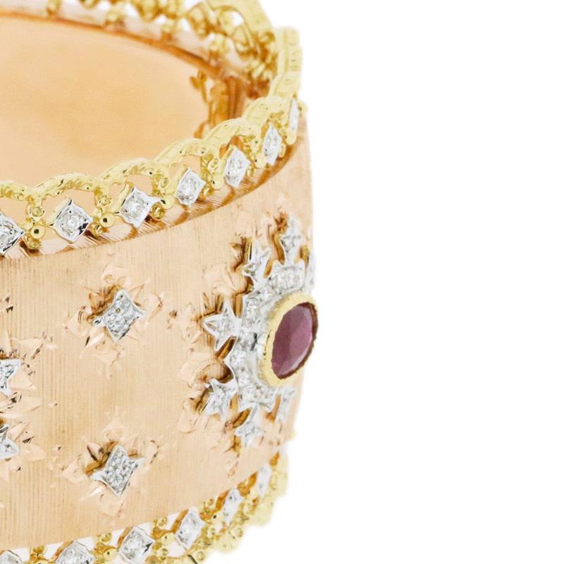 18 Karat Gelb- und Roségold Rubin-Diamant- durchbrochenes Kunstarmband in florentinischem Finish (Rundschliff)