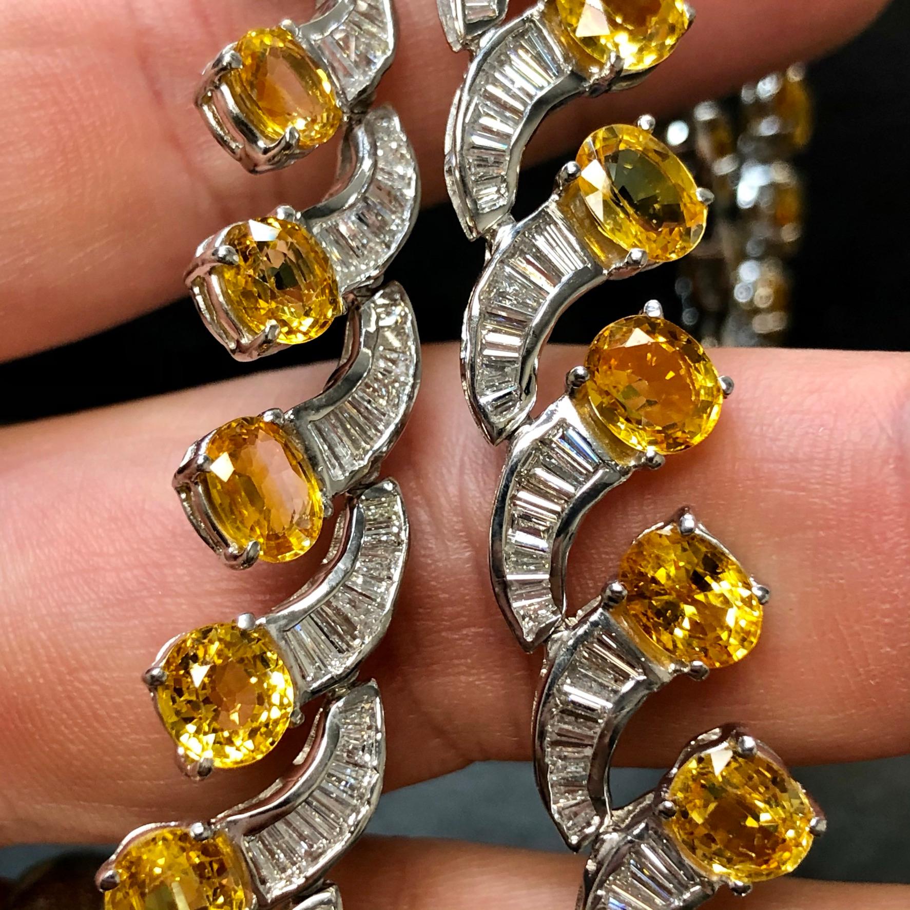 Diese Halskette ist ein echter Hingucker! Die Halskette aus 18 Karat Weißgold ist mit Baguette-Diamanten von ca. 11cttw in der Farbe G-I und der Reinheit Vs2-Si1 sowie mit gelben Saphiren von ca. 40cttw besetzt.

Abmessungen/Gewicht
Maße: 17