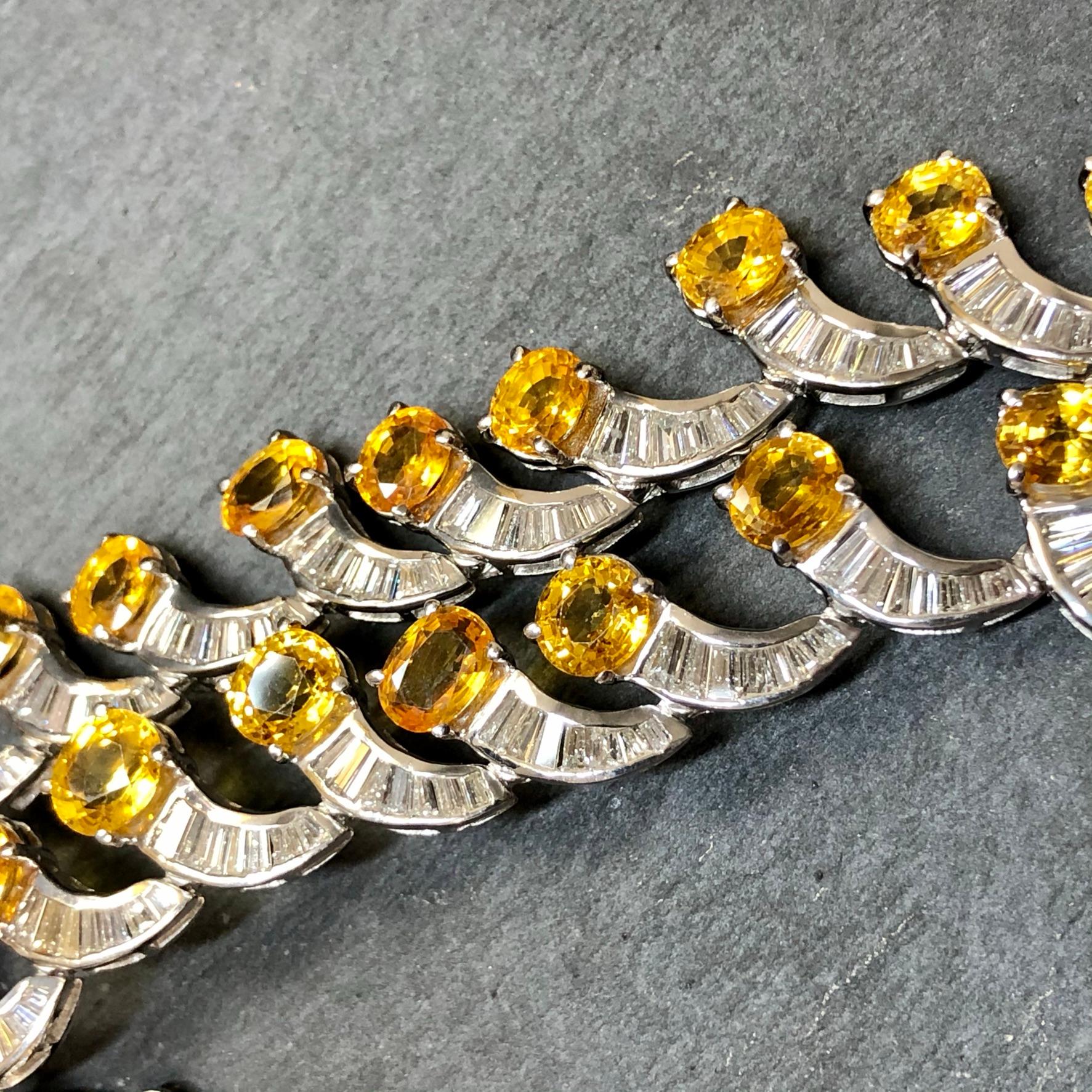 18 Karat Gelber Saphir & Baguette-Diamant-Halskette mit Wellenschliff (Baguetteschliff) im Angebot