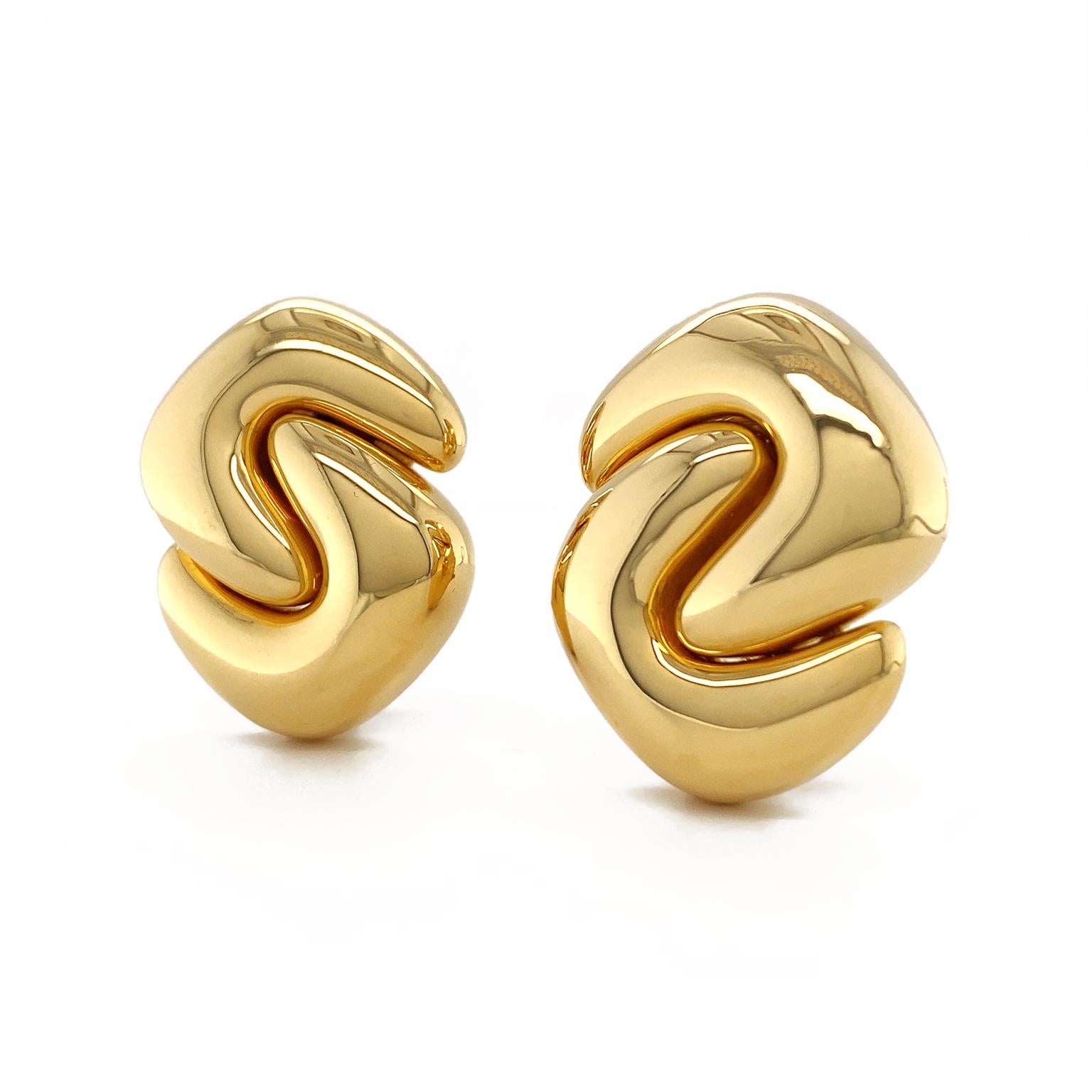 Boucles d'oreilles en or jaune 18K en forme de U en duo Neuf - En vente à New York, NY