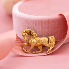 18K Yellow solid Gold Horse Brooch with Ruby Eyes – Detailed Engraved Gallop Des