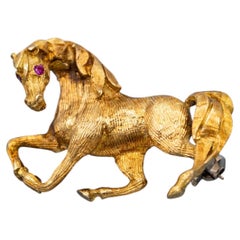 18K Yellow solid Gold Horse Brooch with Ruby Eyes – Detailed Engraved Gallop Des