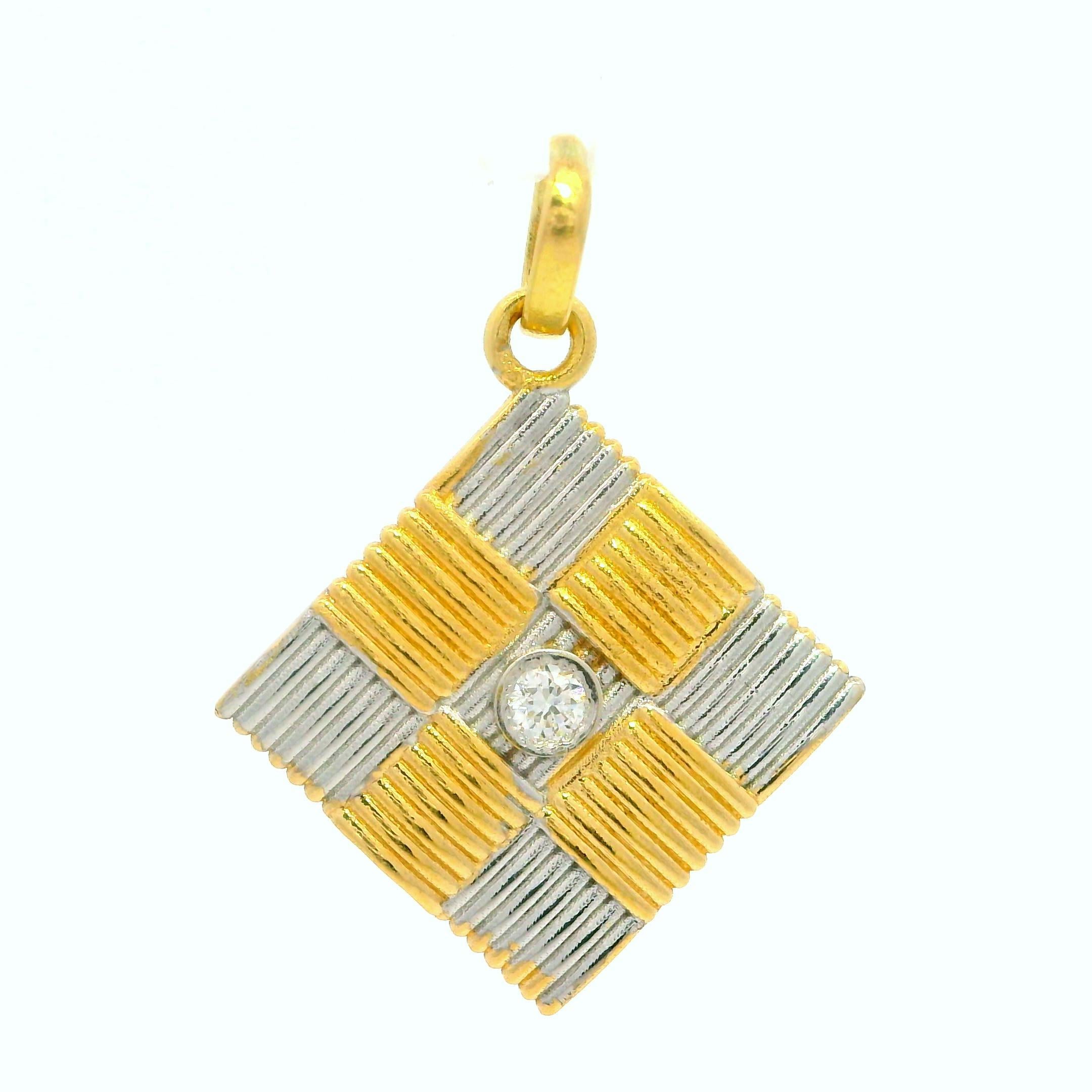 Pendentif à breloques en or jaune et blanc 18k avec 0.06ctw Diamond Square Basket Weave Charm Bon état - En vente à Montclair, NJ