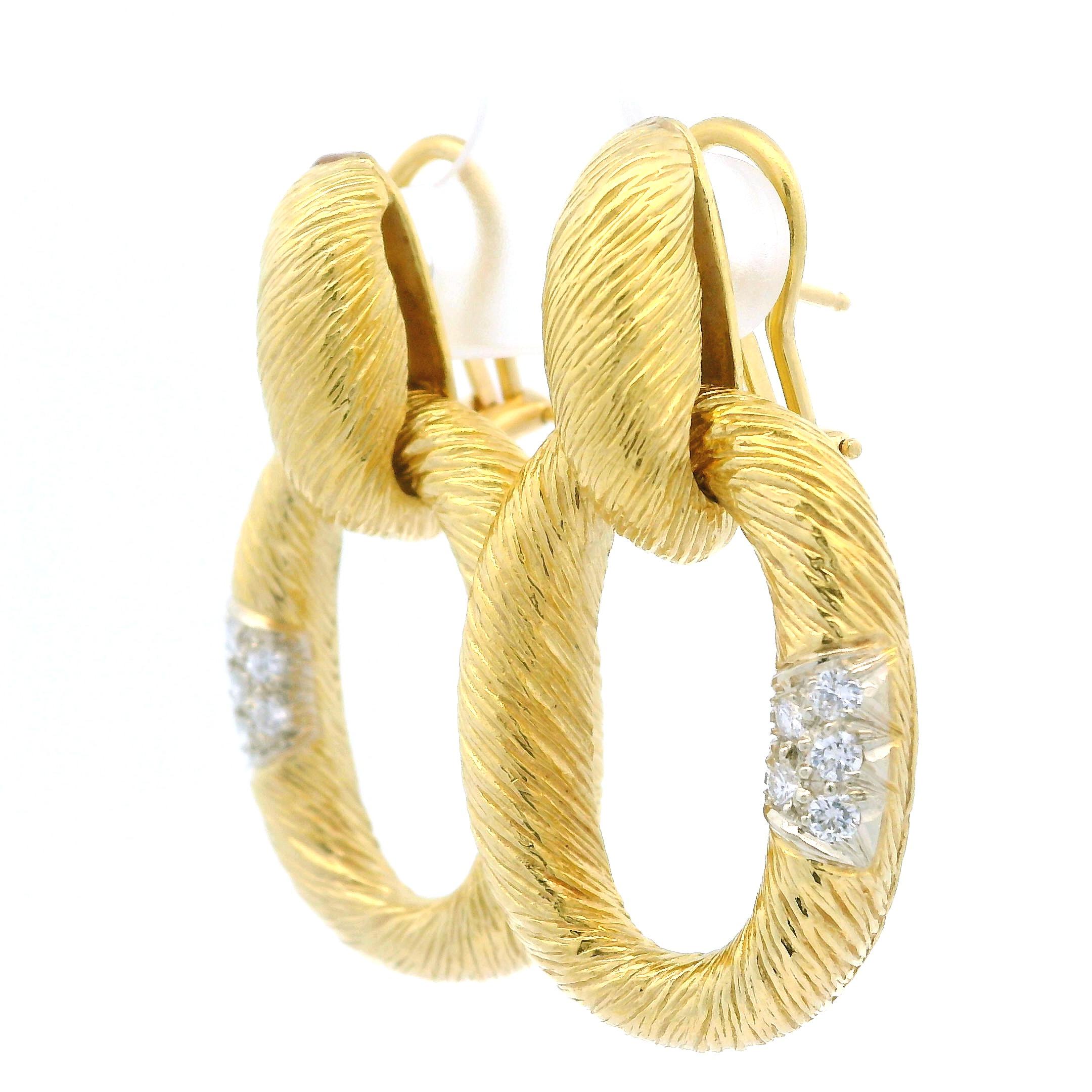 Taglio rotondo Orecchini pendenti aperti con diamanti testurizzati in oro giallo e bianco 18k da 0,25 ct. in vendita