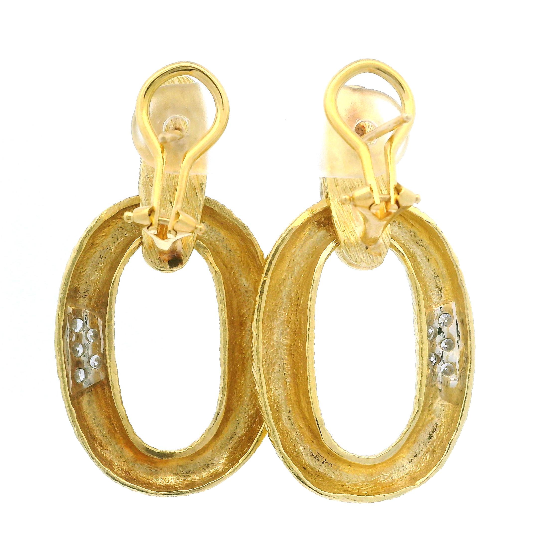 Orecchini pendenti aperti con diamanti testurizzati in oro giallo e bianco 18k da 0,25 ct. In condizioni ottime in vendita a Montclair, NJ
