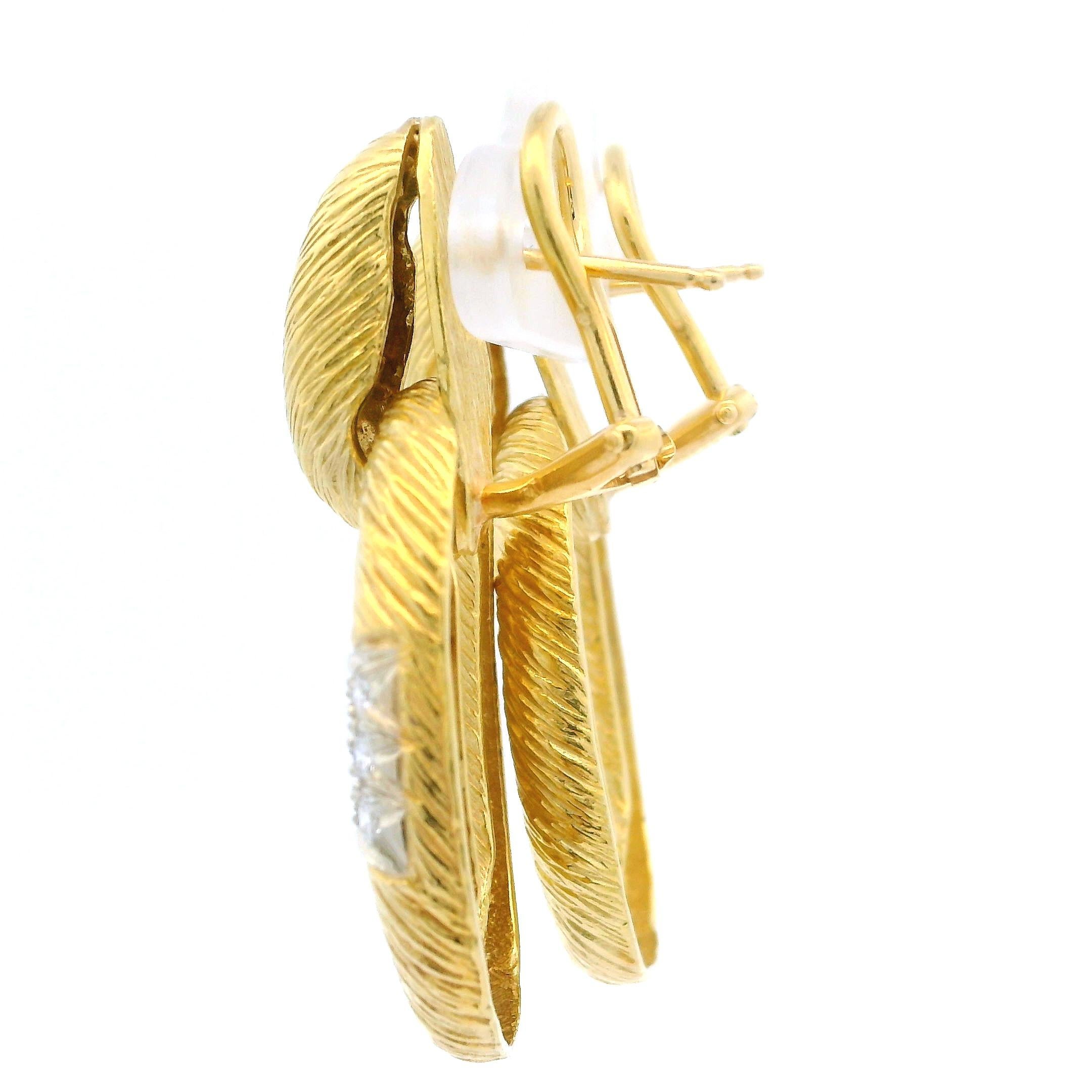 Donna Orecchini pendenti aperti con diamanti testurizzati in oro giallo e bianco 18k da 0,25 ct. in vendita