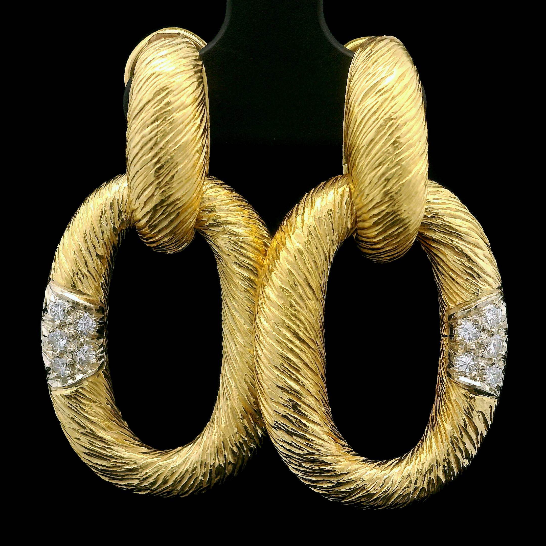 Orecchini pendenti aperti con diamanti testurizzati in oro giallo e bianco 18k da 0,25 ct. in vendita 1