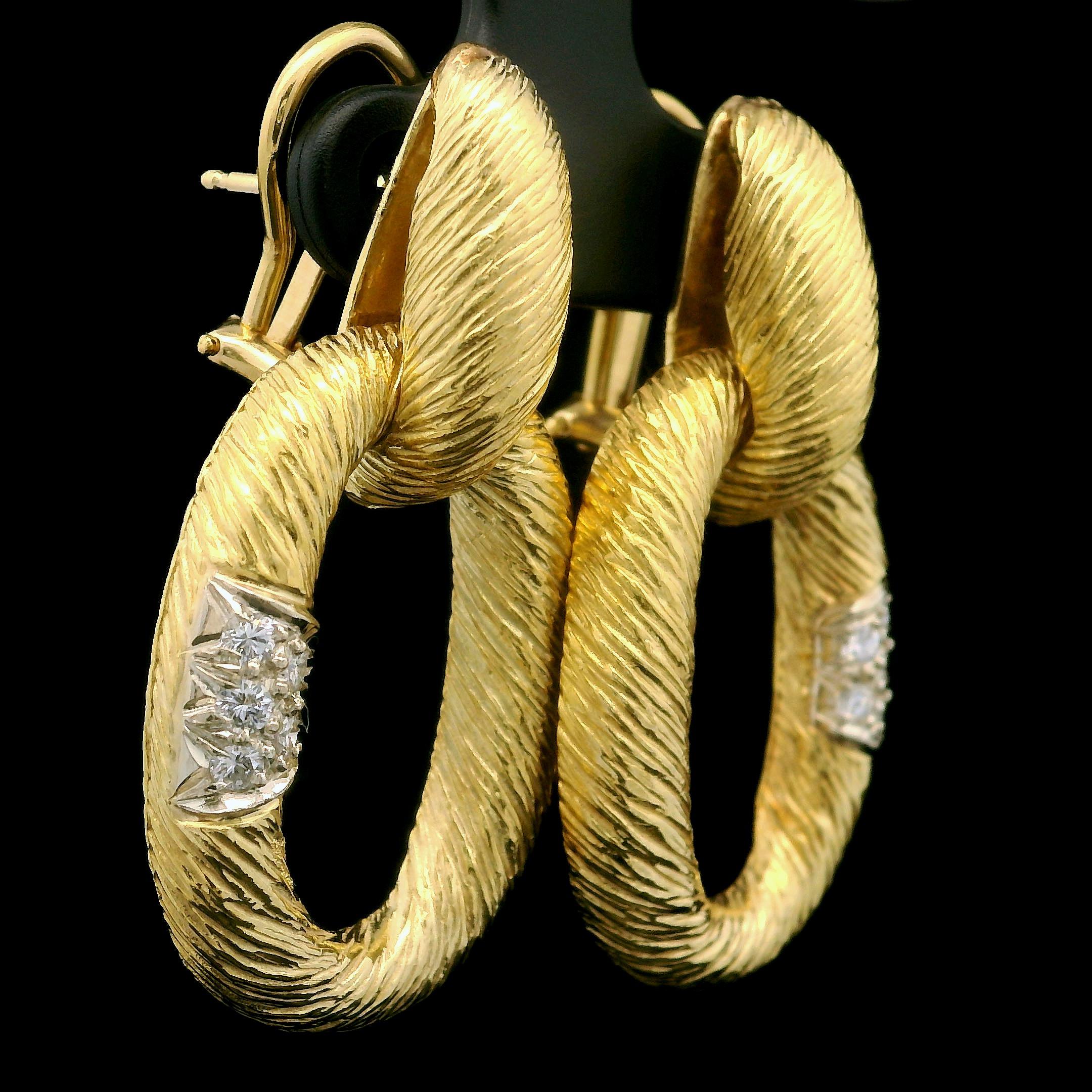 Orecchini pendenti aperti con diamanti testurizzati in oro giallo e bianco 18k da 0,25 ct. in vendita 2