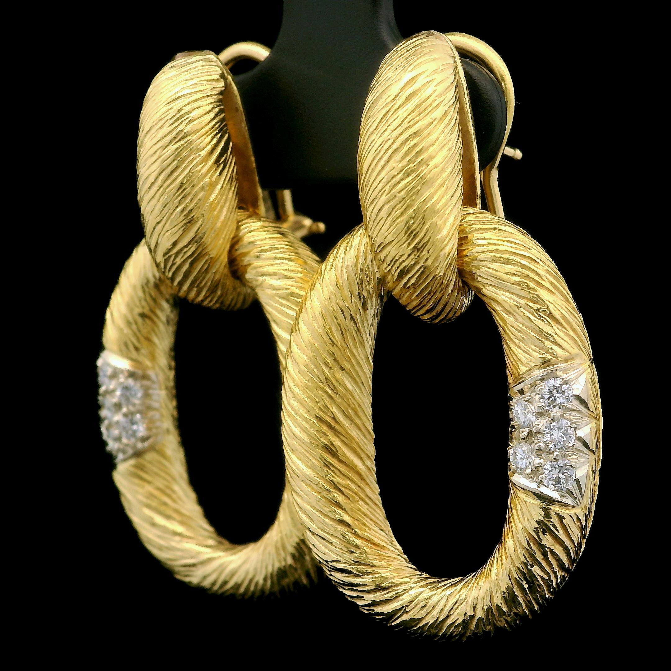 Orecchini pendenti aperti con diamanti testurizzati in oro giallo e bianco 18k da 0,25 ct. in vendita 3