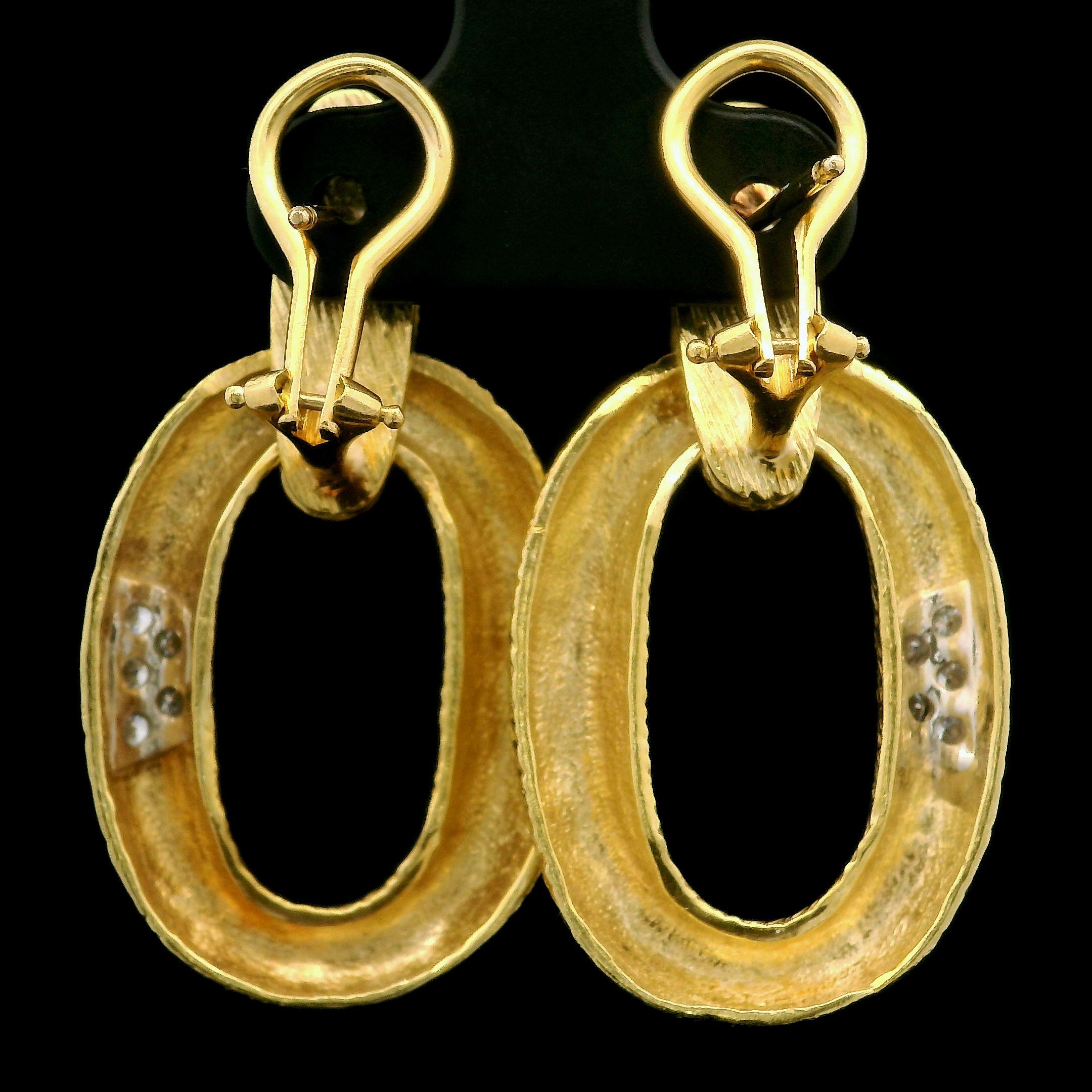 Orecchini pendenti aperti con diamanti testurizzati in oro giallo e bianco 18k da 0,25 ct. in vendita 4