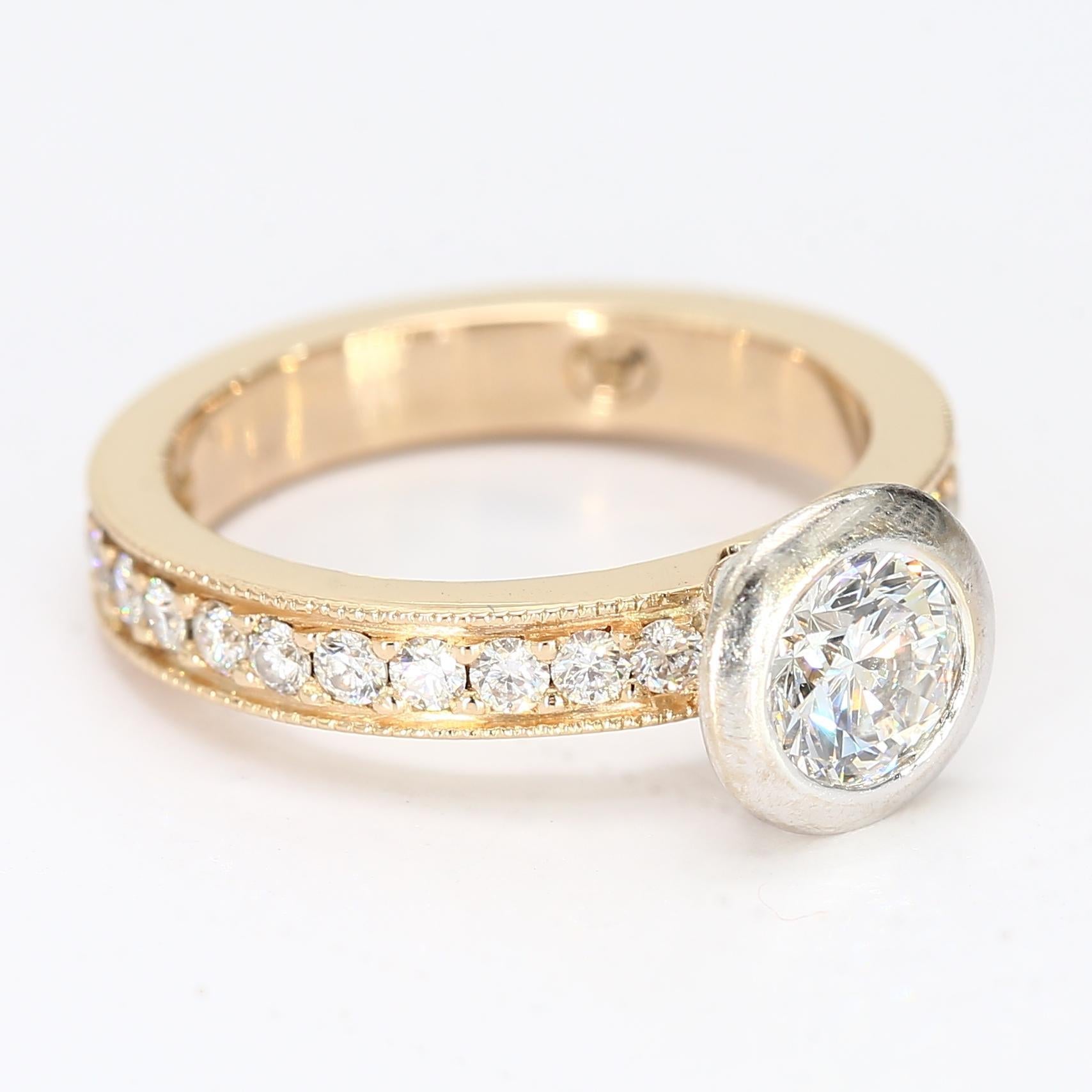 Dies ist ein 18k Gelb & Weißgold Lünette gesetzt Solitär-Ring mit einer Reihe von Diamanten Akzente gehen auf beiden Seiten des Bandes.

Stein-Infos:
1x - 1.4ct 7.3mm Zentrum Standard Rund Brillant Diamant VS2/D
28x - 0,015ct 1,5 mm runde