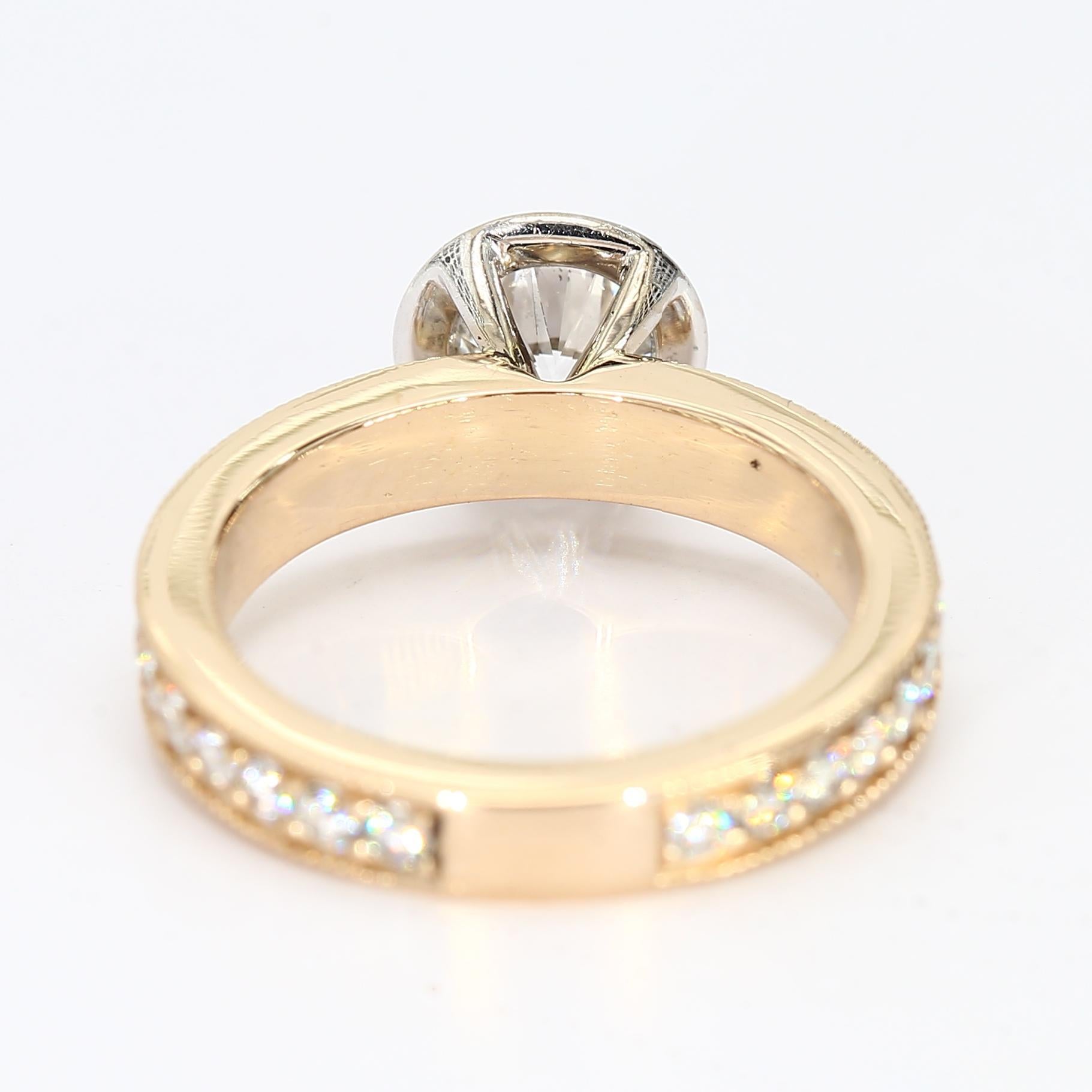 18k Gelb & Weißgold Bezel Set Solitär Ring mit Diamantband - Größe 5,75 (Rundschliff) im Angebot