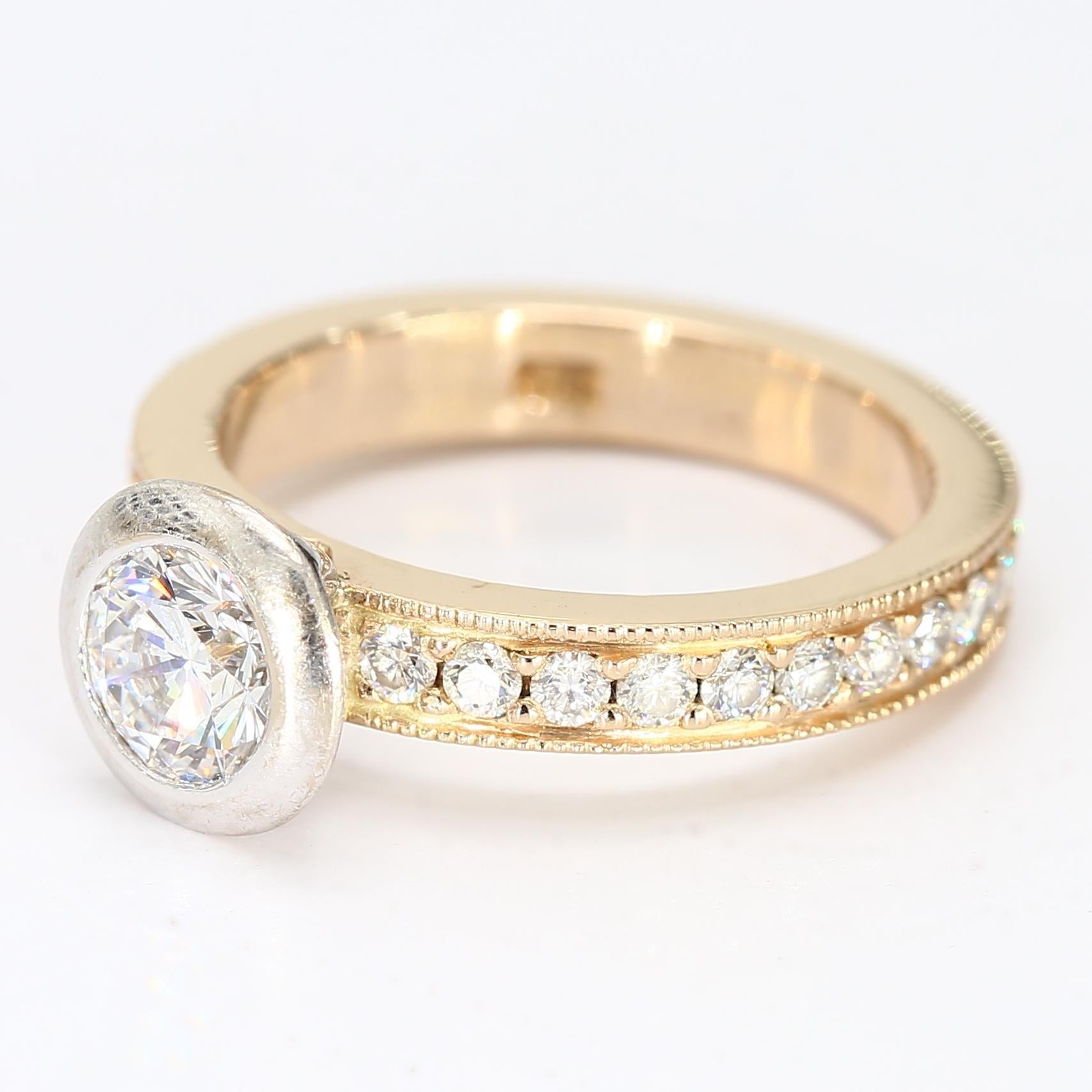18k Gelb & Weißgold Bezel Set Solitär Ring mit Diamantband - Größe 5,75 im Zustand „Gut“ im Angebot in Scottsdale, AZ