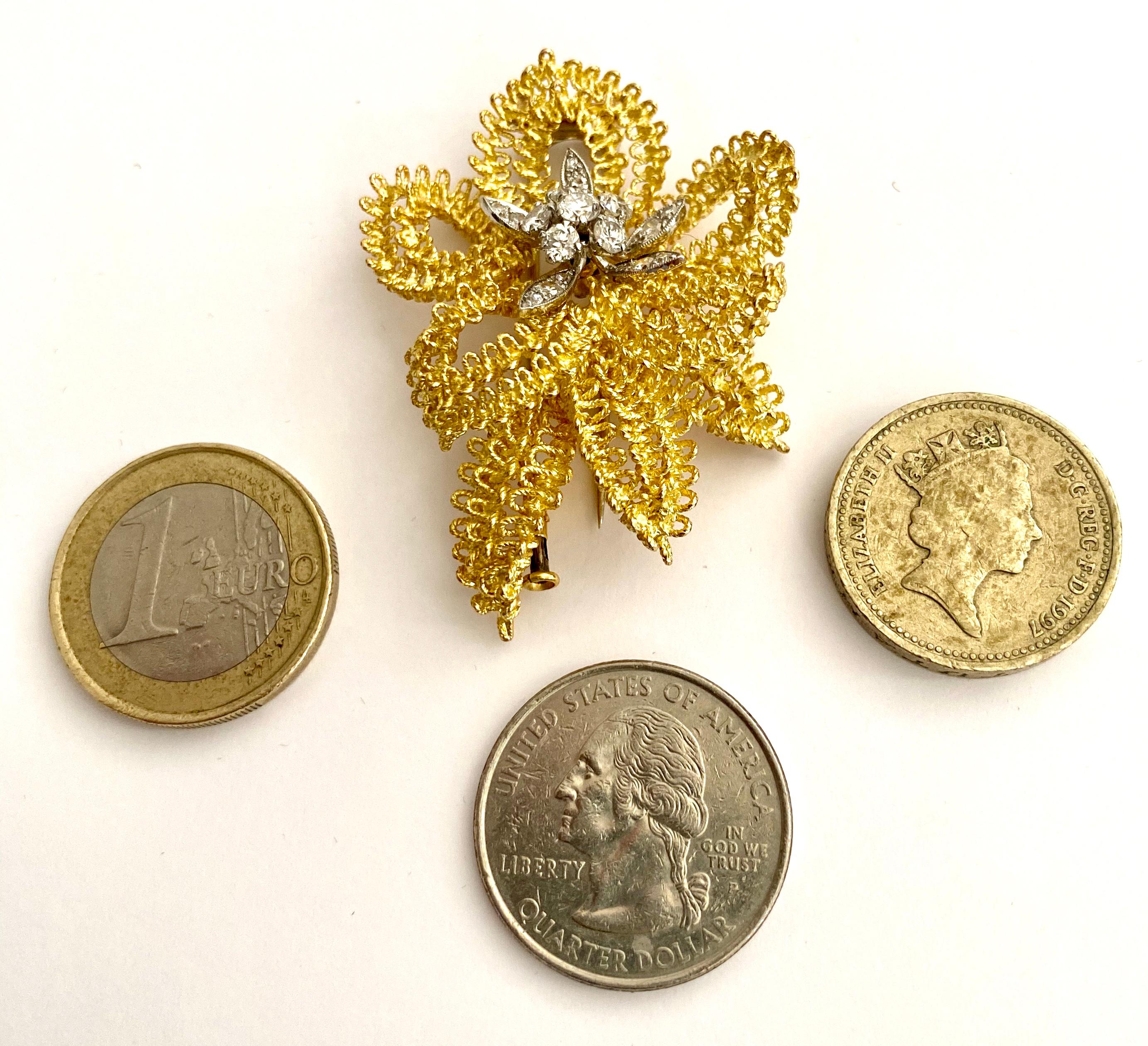 Broche en or jaune et blanc 18 carats et diamants, France, 1960 en vente 1