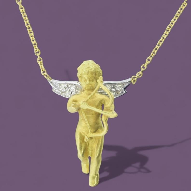 18K Gelb & Weißgold Cherub mit Diamant-Flügeln hält ein Lover's Bow & Arrow. (Zeitgenössisch) im Angebot