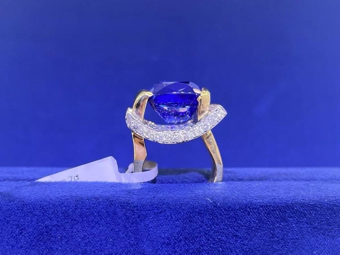 Bague sous-passée en or jaune et blanc 18 carats avec tanzanite taille coussin 13,44 carats en vente 11