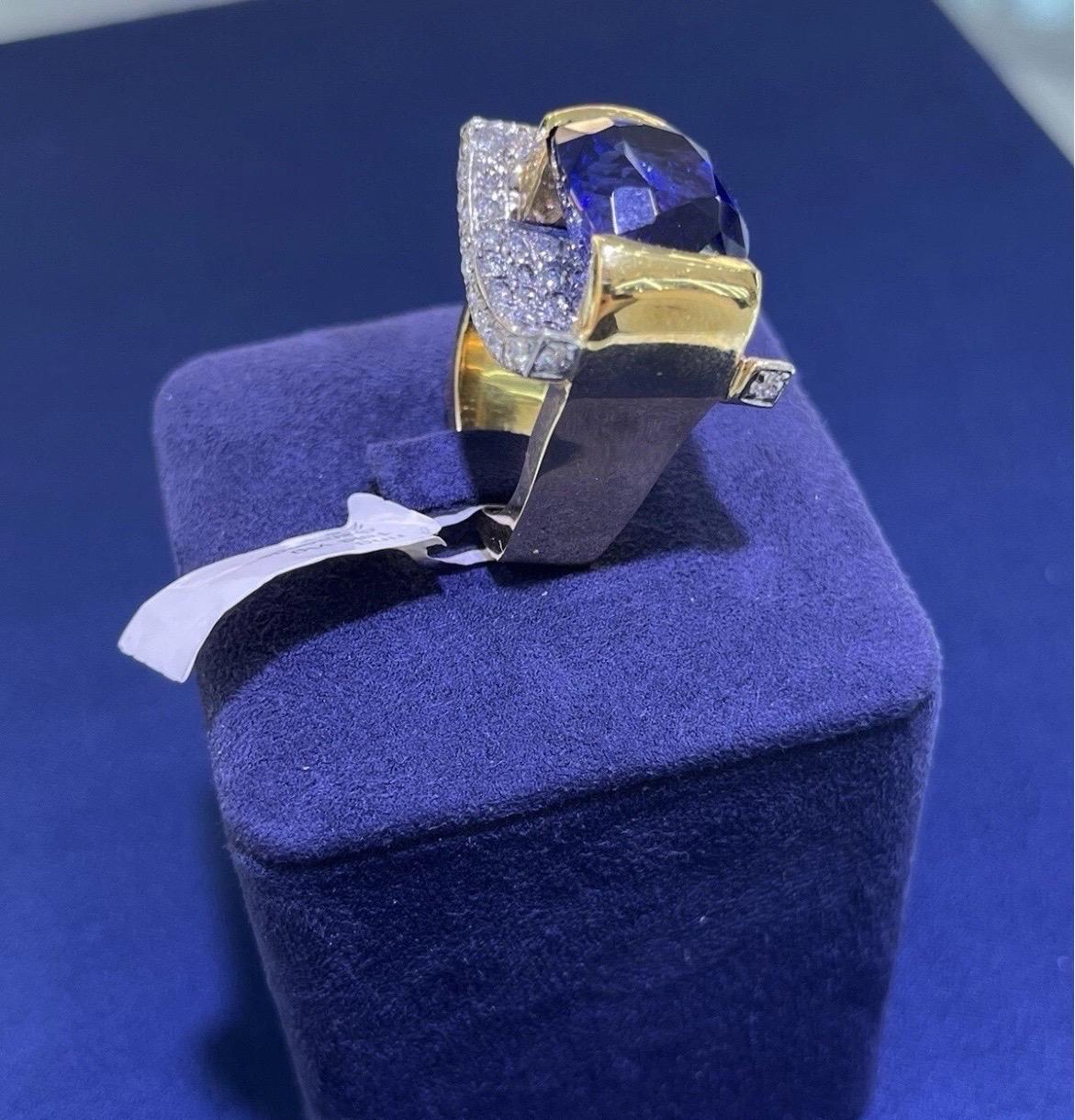 Bague sous-passée en or jaune et blanc 18 carats avec tanzanite taille coussin 13,44 carats en vente 1