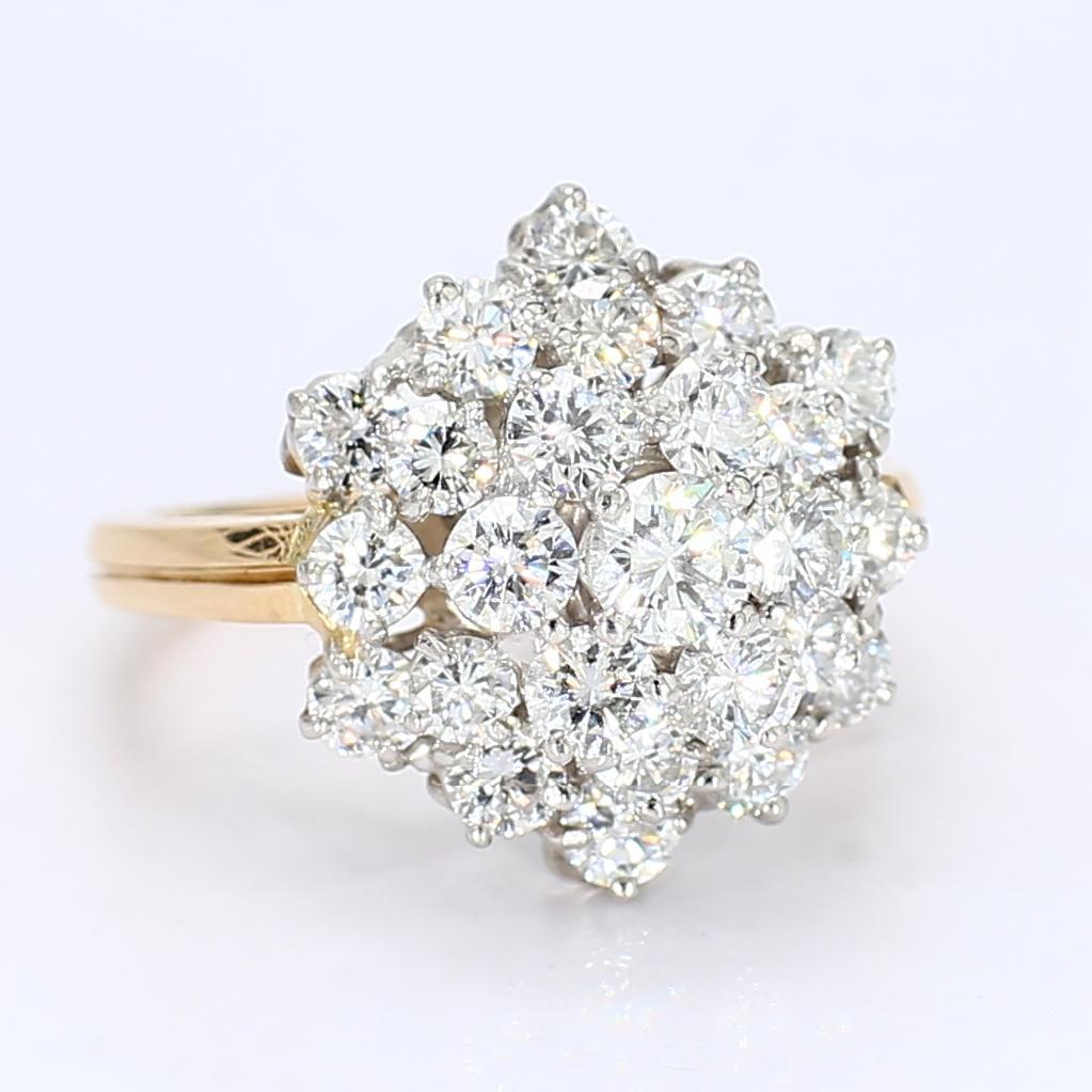 Dieser 18-karätige Cocktailring aus Gelb- und Weißgold zieht selbst die unaufmerksamsten Blicke auf sich. Er besteht aus achtundzwanzig Diamanten VS2/E, die in einem Cocktailring im Cluster-Stil gefasst sind. Elegant und auffallend, aber nicht