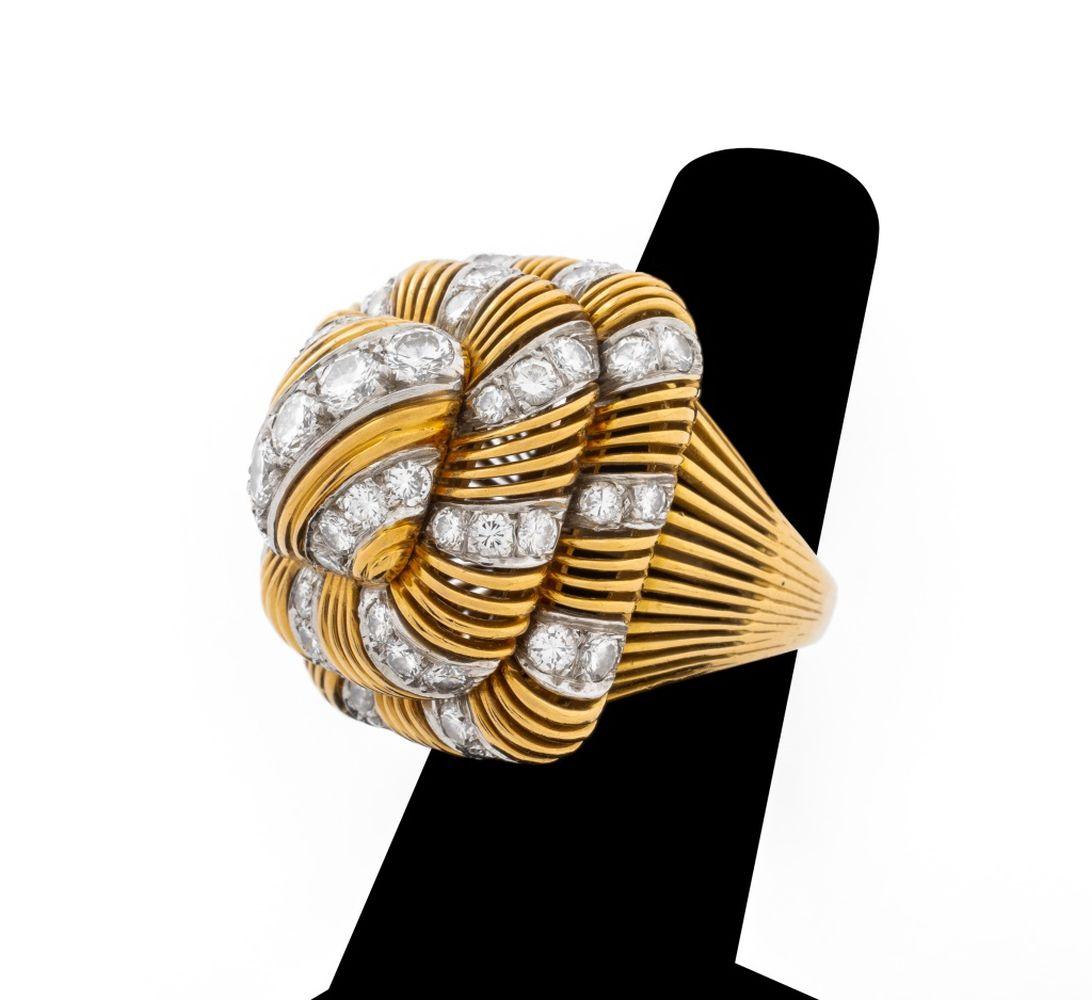 Anello da cocktail con diamanti in oro giallo e bianco 18 carati, ornato da 57 diamanti rotondi taglio brillante incastonati per un peso totale di circa 6,40 carati. Testato con l'oro. Misura circa 6, 1