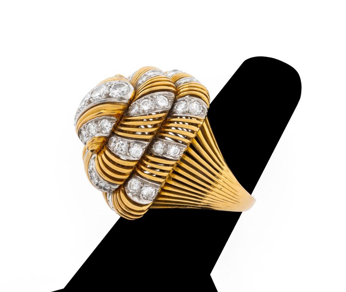 Taglio brillante Anello Cocktail con diamanti in oro giallo e bianco 18 carati in vendita