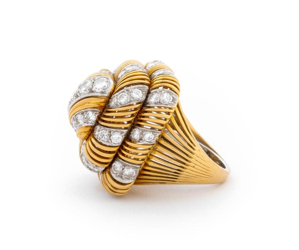 Anello Cocktail con diamanti in oro giallo e bianco 18 carati in vendita 1