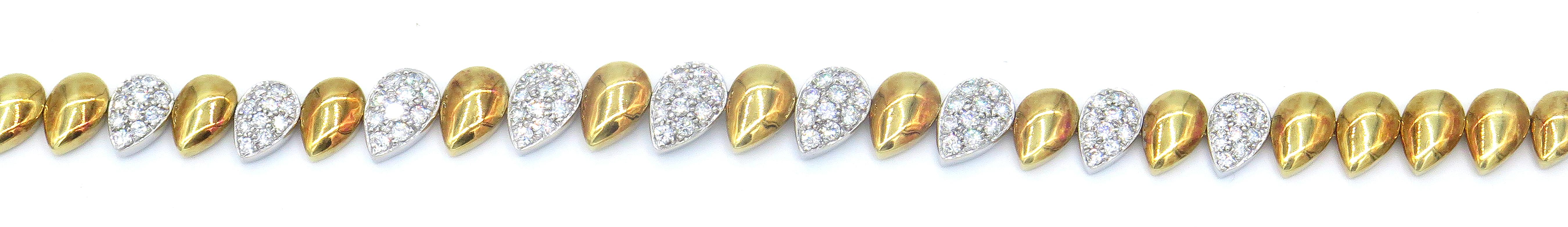 D'éblouissantes gouttes d'or 18k et de diamants sont placées côte à côte pour former le design de ce ravissant collier qui s'adapte parfaitement à tous les décolletés. Neuf gouttes d'or blanc 18 carats sont incrustées de 3,50 cts de diamants blancs