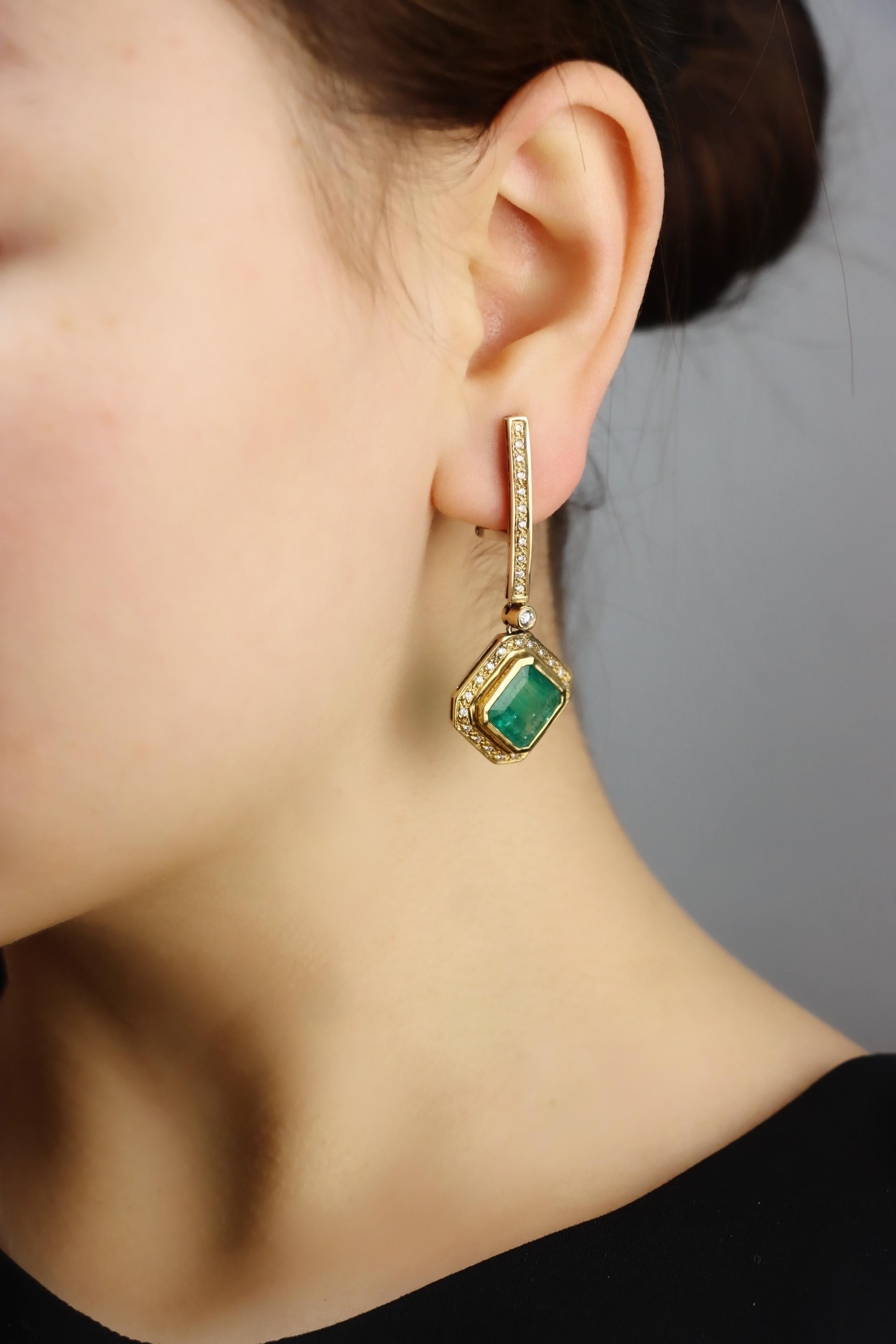 Orecchini con diamanti smeraldo in oro giallo e bianco 18 carati

Contrassegnato:
18K 

Dimensioni approssimative:
5 cm (lunghezza) 
1,9 cm (larghezza)
Circa 5 carati (smeraldo)
Circa 0,76 carati (totale diamanti)
15,4 grammi di peso.
