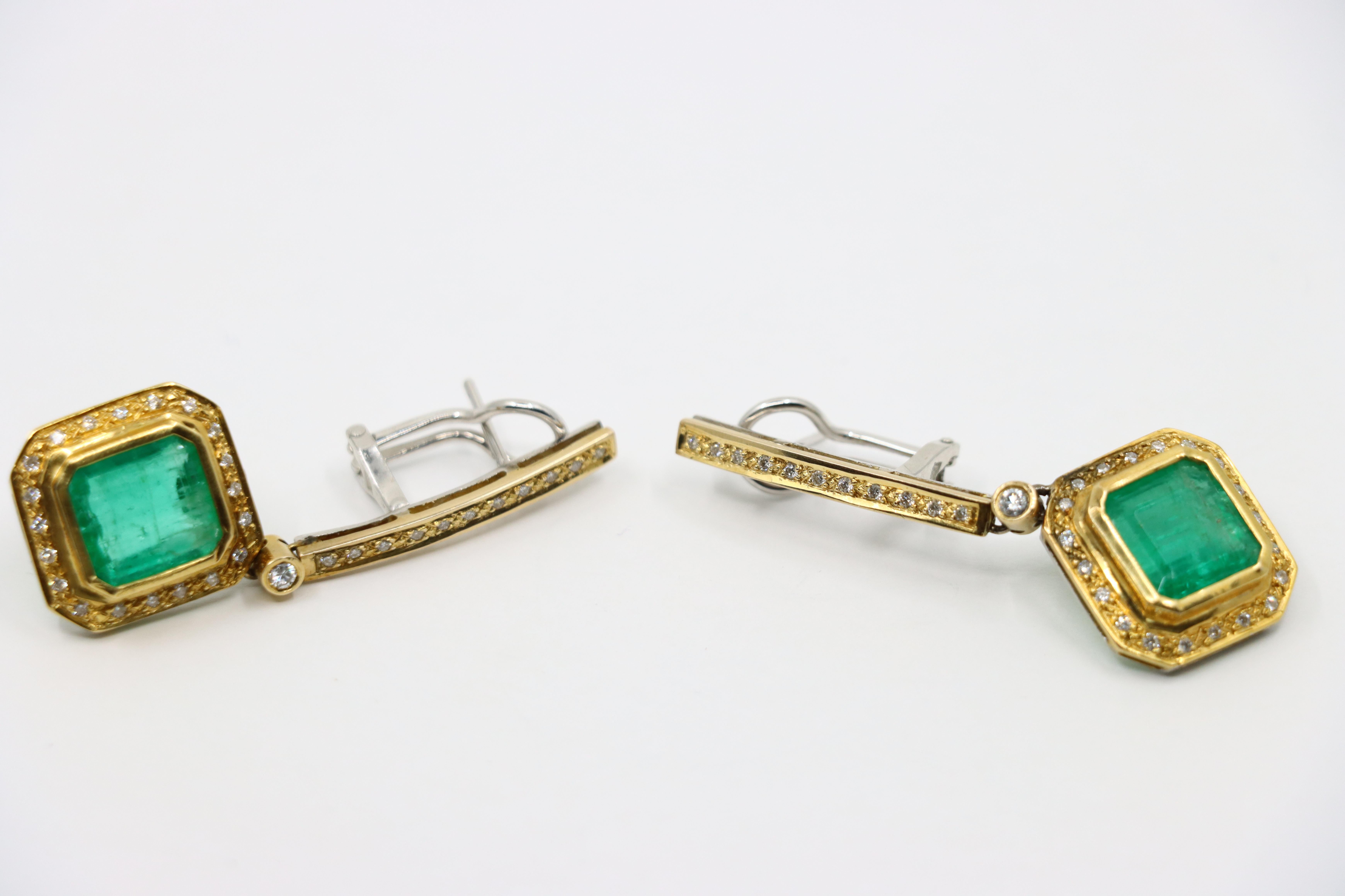 Donna Orecchini con diamanti smeraldo in oro giallo e bianco 18 carati in vendita