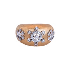 Anello a cupola in oro giallo e bianco 18 carati con diamante a fiore e finitura fiorentina