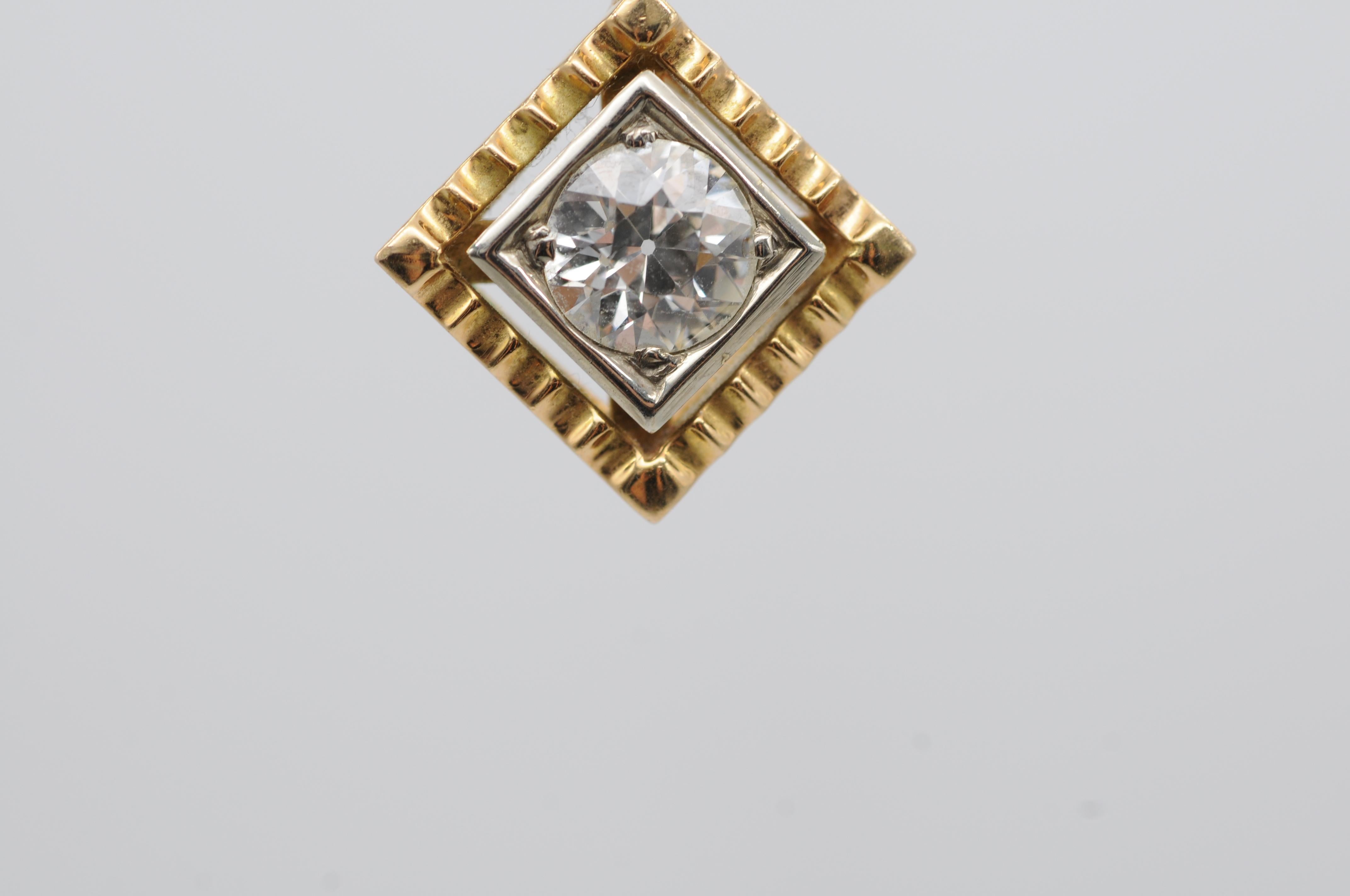 Les 4C
Couleur : F
Clarity:VVS1
Coupe:Très bonne
Carat:1.02ct


Ce pendentif époustouflant, réalisé de manière experte dans une combinaison sophistiquée d'or jaune et d'or blanc 18 carats, est orné d'un impressionnant diamant naturel de taille