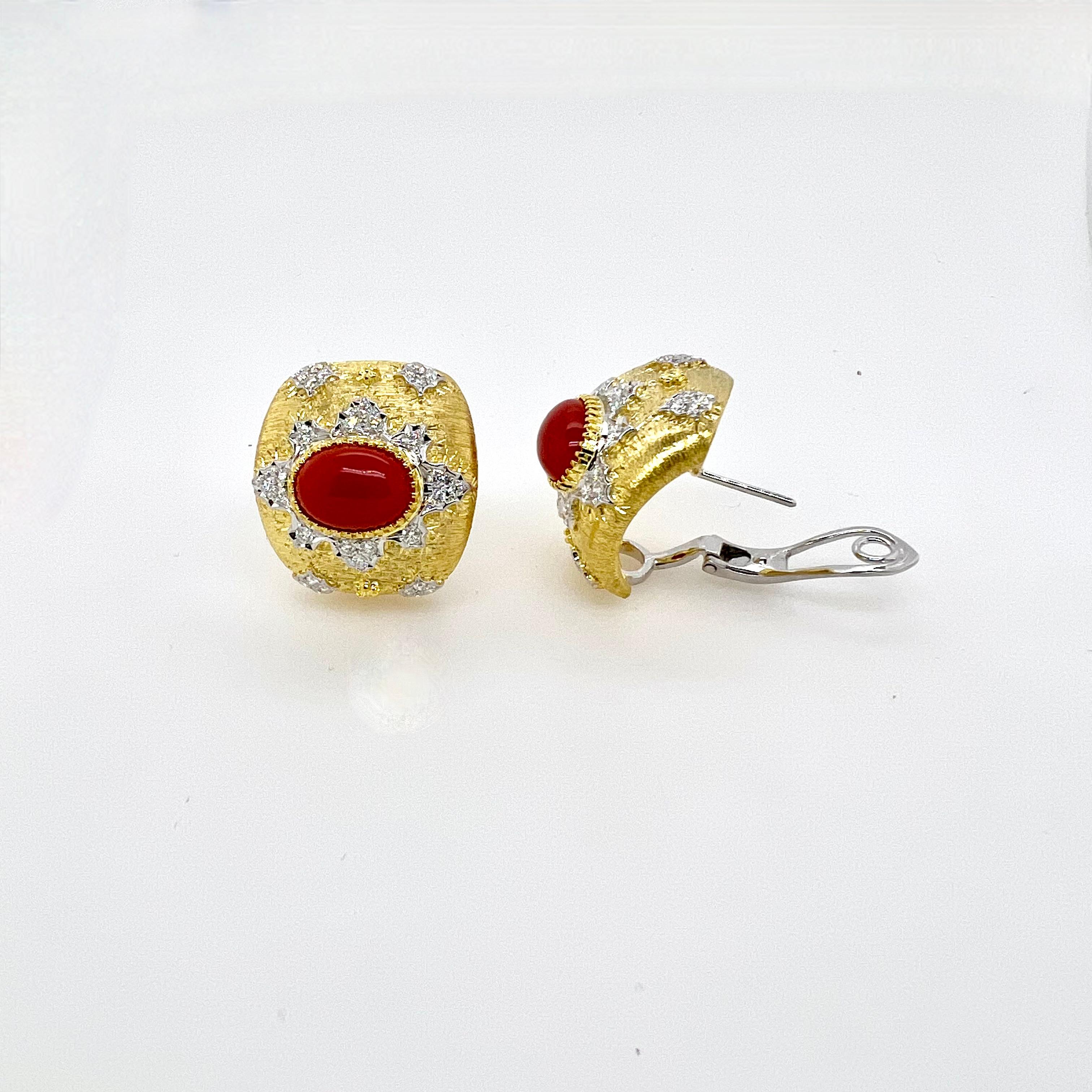 Questi splendidi orecchini di corallo fatti a mano in oro giallo 18 carati accentueranno qualsiasi outfit e ti faranno parlare della città!   La meticolosità dei dettagli coinvolti nella realizzazione di questi orecchini è davvero evidente.   I