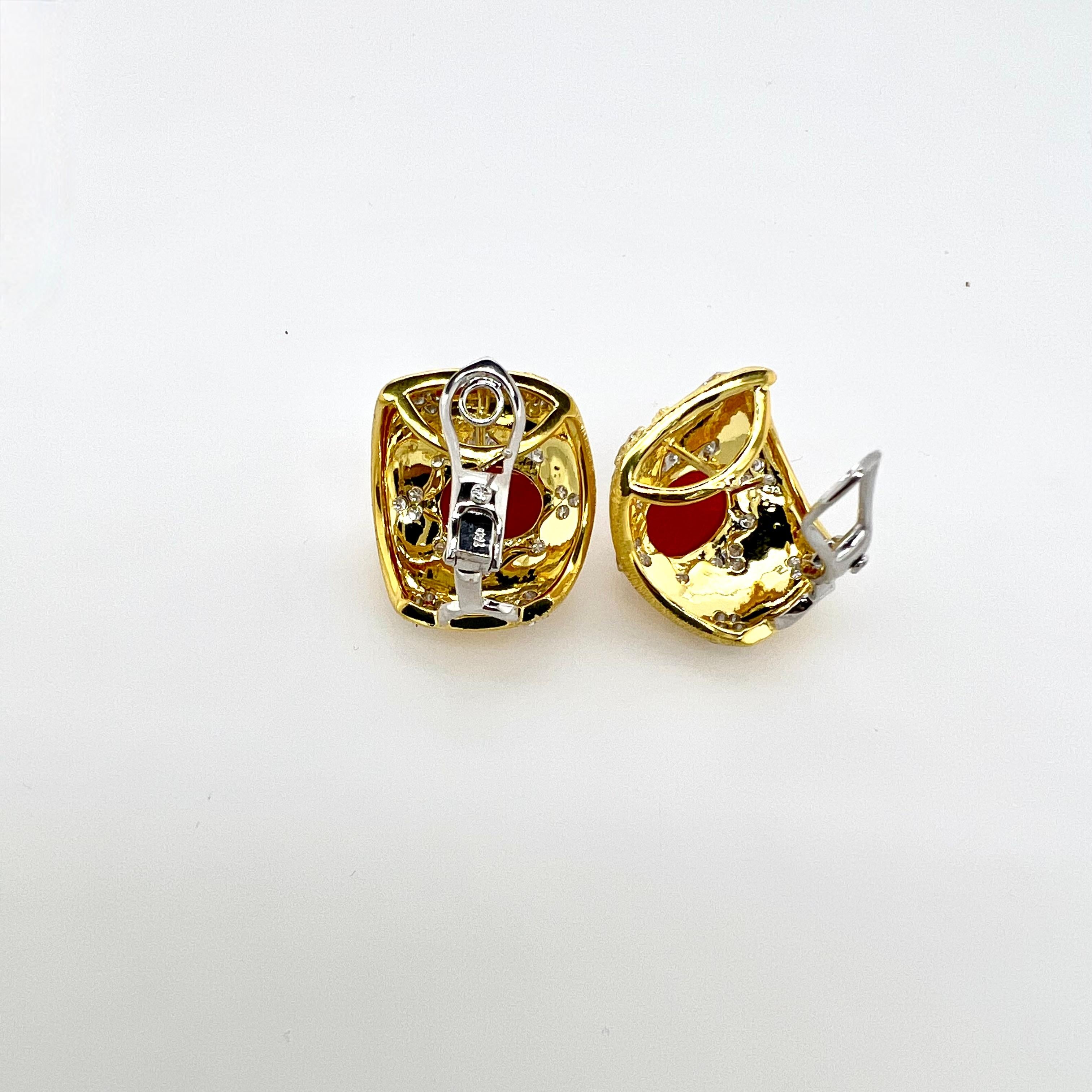 Cabochon Orecchini in oro giallo e bianco 18k con corallo rosso e diamanti in vendita