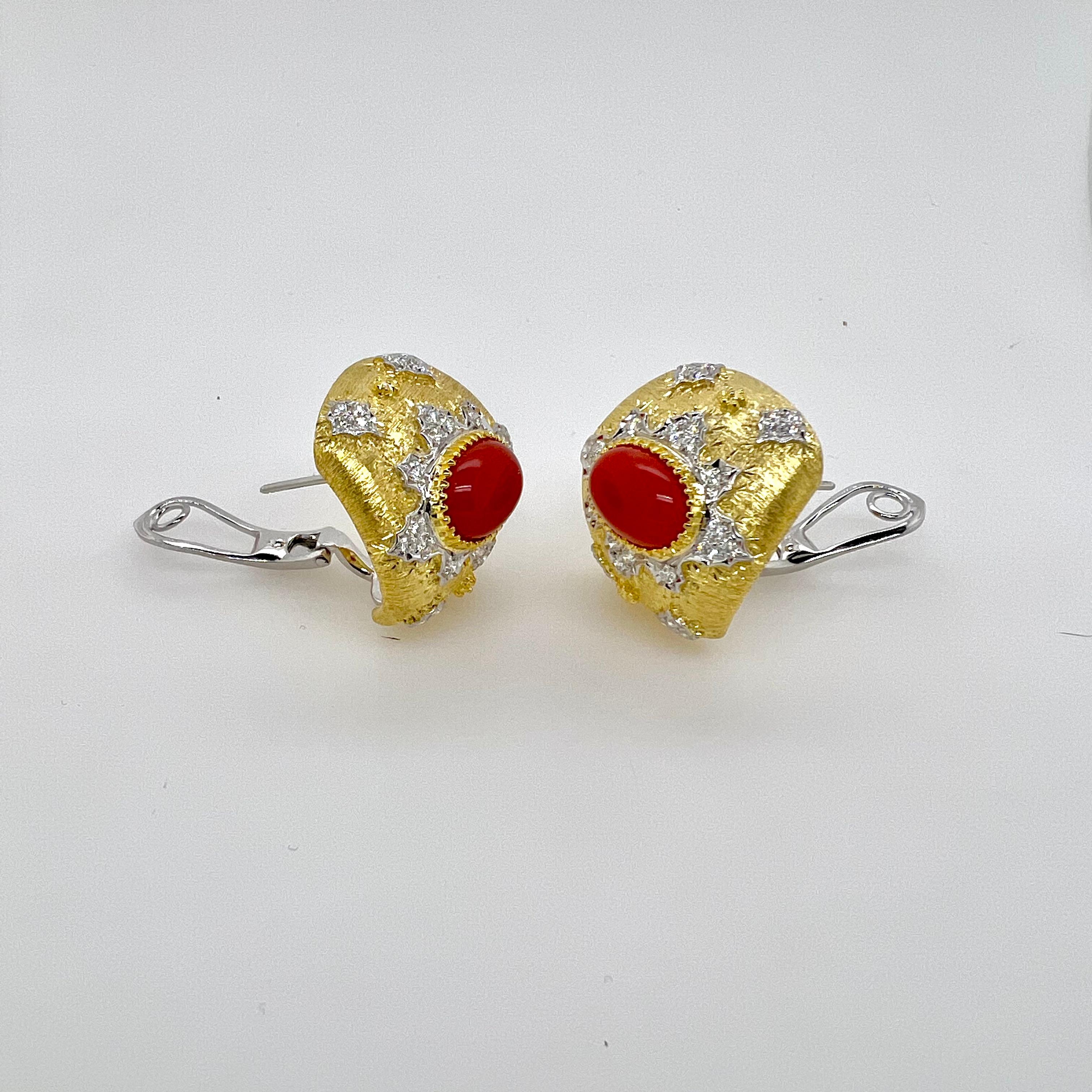 Orecchini in oro giallo e bianco 18k con corallo rosso e diamanti In condizioni Nuovo in vendita a Carrollton, TX