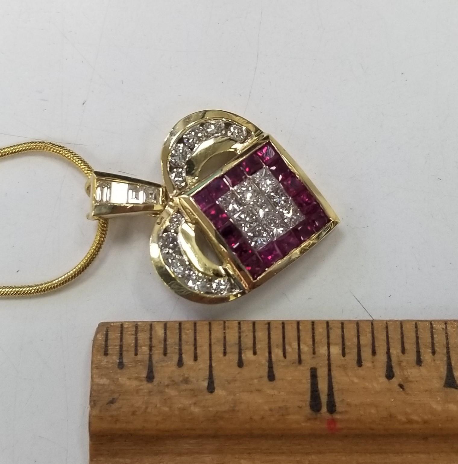 Contemporain Pendentif cœur en or jaune et blanc 18 carats avec rubis et diamants, poids total de 2,00 carats en vente