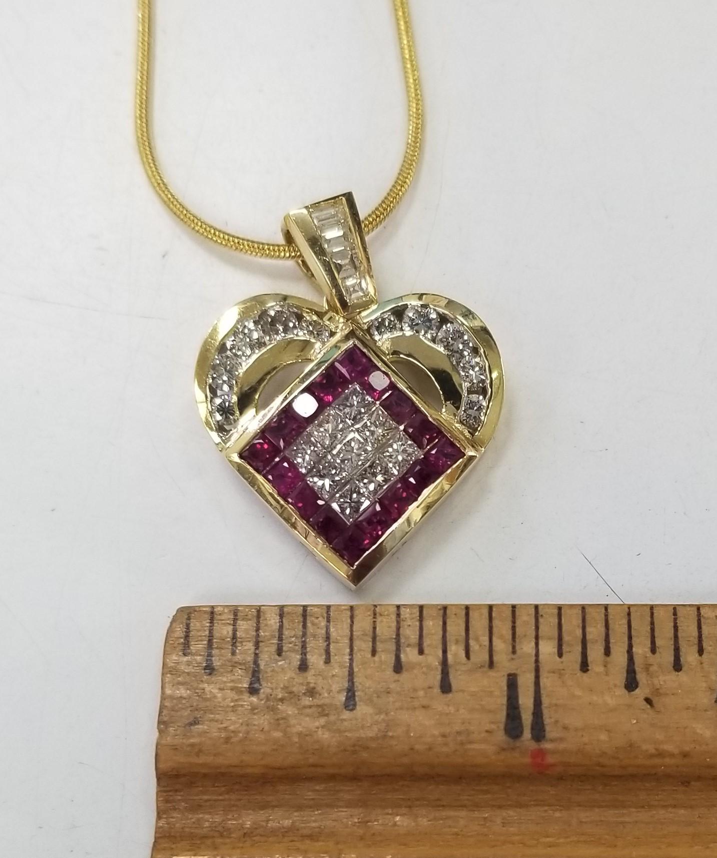 Taille carrée Pendentif cœur en or jaune et blanc 18 carats avec rubis et diamants, poids total de 2,00 carats en vente