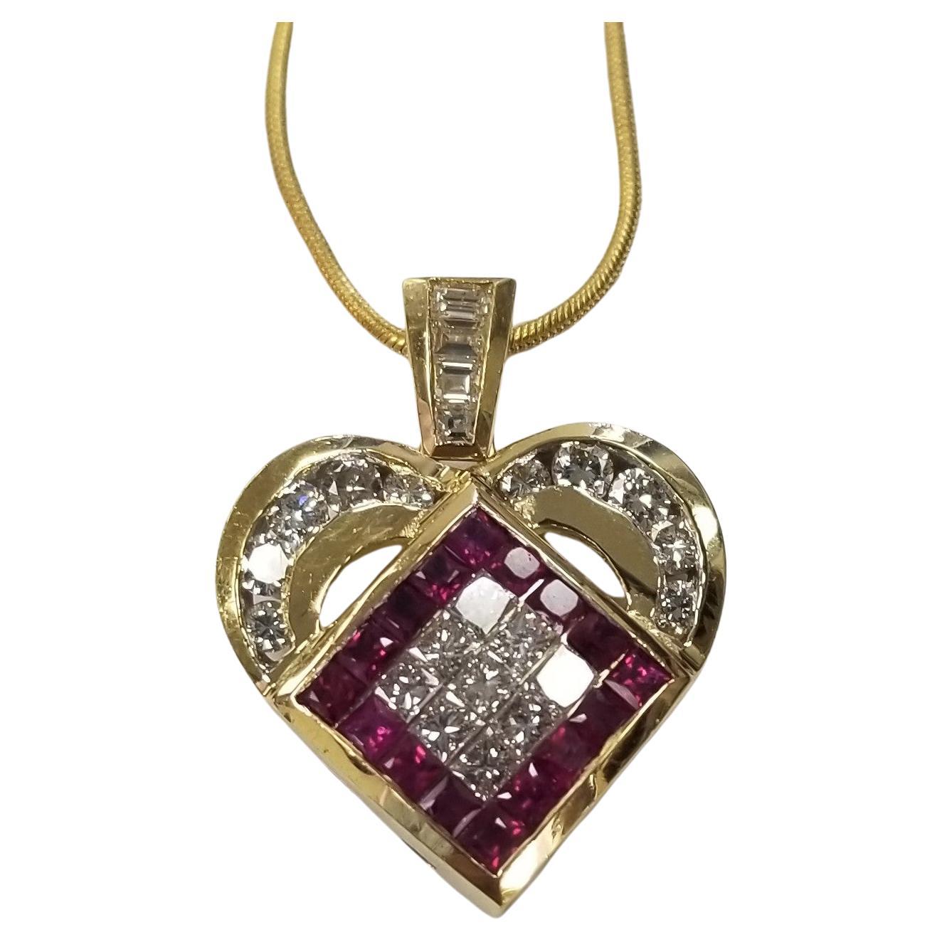 Pendentif cœur en or jaune et blanc 18 carats avec rubis et diamants, poids total de 2,00 carats en vente