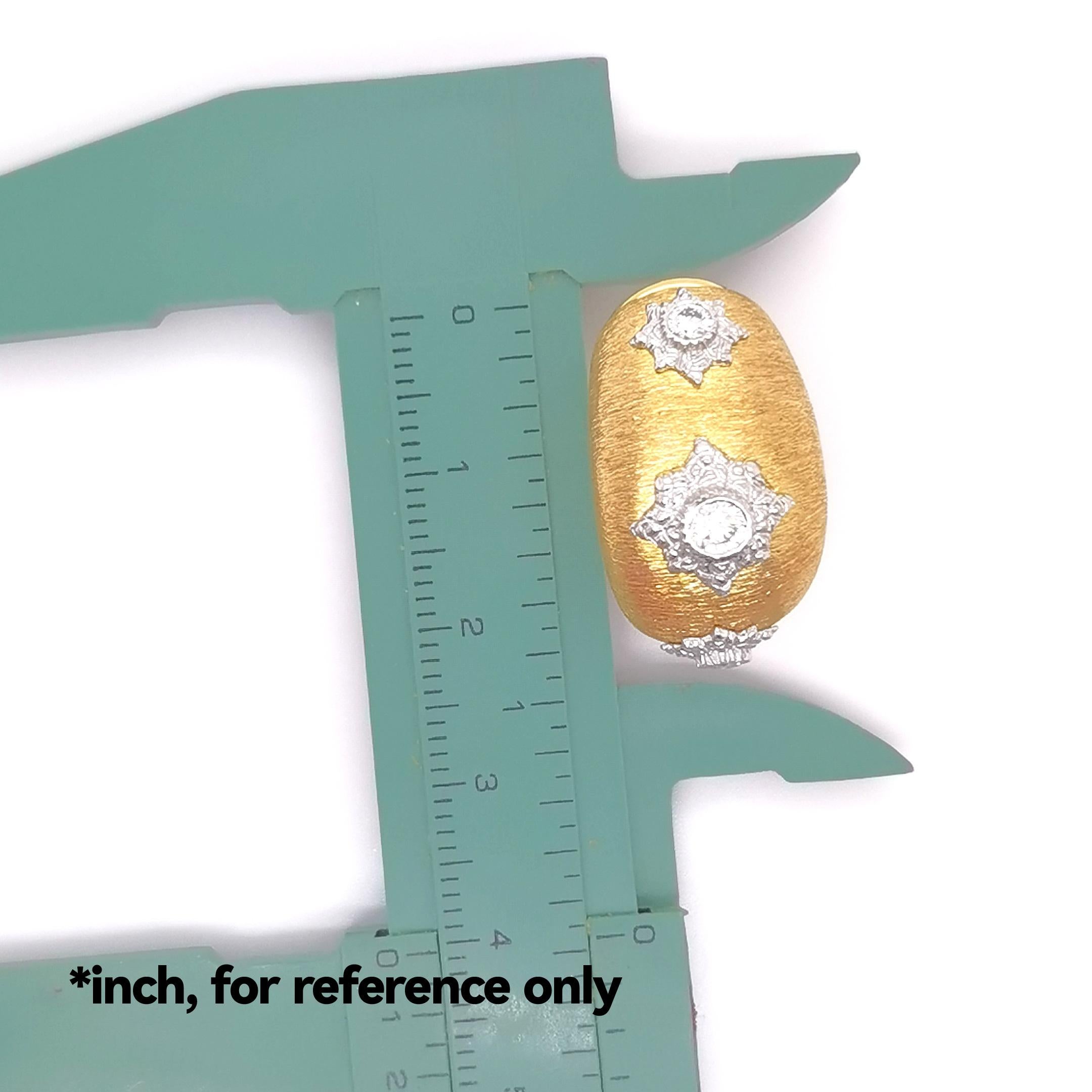 18 Karat Gelb- und Weißgold Drei-Stein-Diamant-Ohrringe in florentinischer Ausführung im Zustand „Neu“ in Hong Kong, HK