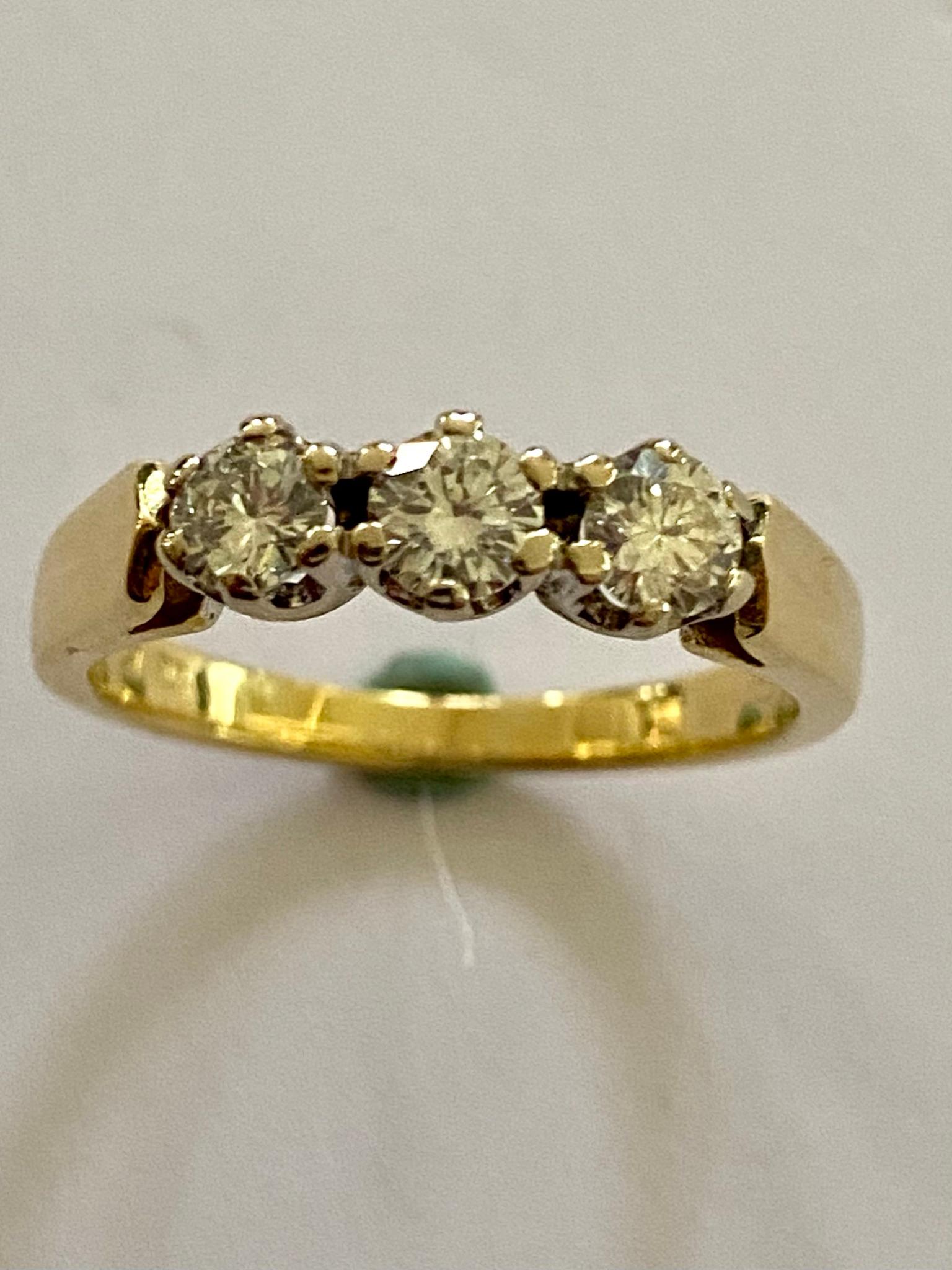 18K. yellow gold ring with 3 x white gold chatons (6 legs)
3x 0.20 ct = 0.60 ct Brilliant cut diamond. quality: VVS / VS color:
F-G (Top Wesselton)
Weight of the ring: 4.20 grams.
size: 17.5 (55) USA: 7.25 UK: O size of the head: 1.5 x 0.3 cm.
Made